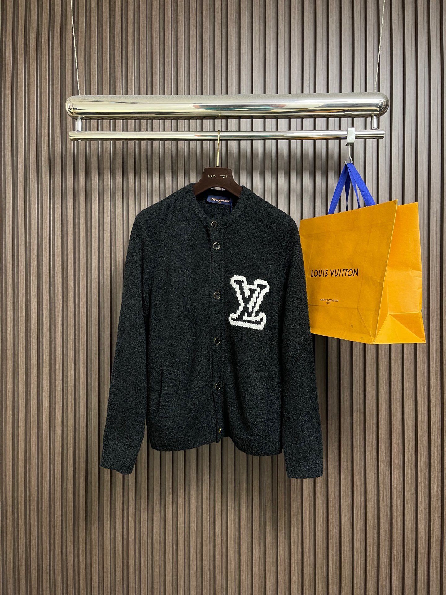 NO:624465,LV  2025SS new autumn and winter jacquard embroidered cardigan sweatshirt, unlocking new fashion trends. This jacquard embroidered cardigan sweatshirt for men and women is undoubtedly the perfect fusion of fashion and quality. Its unique jacquard technology carefully outlines delicate and layered patterns on the fabric. Every detail demonstrates superb skills, adding a sense of artistry and high-end to the overall look. The clever integration of embroidery elements is the finishing touch.  The exquisite patterns are lifelike and seem to tell a unique story, making the sweatshirt no longer monotonous and instantly improving the style. The loose-fitting design is not flattering and is comfortable to wear, whether it is daily casual outings or sports and fitness. The same style design for men and women, couples or friends can wear it together, showing tacit understanding and fashion attitude, and easily becoming the focus of the crowd. Sizes S-XL, Louis  vuitton,hoodie,sweatshirts,alexander wang19860909LV 2025SS秋冬新款提花刺绣开衫卫衣,解锁时尚新风尚这款男女同款的提花刺绣开衫卫衣,无疑是时尚与品质的完美融合.其独特的提花工艺,在面料上精心勾勒出细腻且富有层次感的图案,每一处细节都彰显着精湛技艺,为整体造型增添了艺术感与高级感.刺绣元素的巧妙融入,更是点睛之笔,精致的图案栩栩如生,仿佛诉说着独特的故事,让卫衣不再单调,瞬间提升格调.宽松的版型设计,不挑身材,穿着自在又舒适,无论是日常休闲出街,还是运动健身,都能轻松驾驭.男女同款的设计,情侣或好友一同穿着,尽显默契与时尚态度,轻松成为人群中的焦点.尺码S-XL,,louis vuitton,hoodie,sweatshirts,alexander wang,Men's clothing