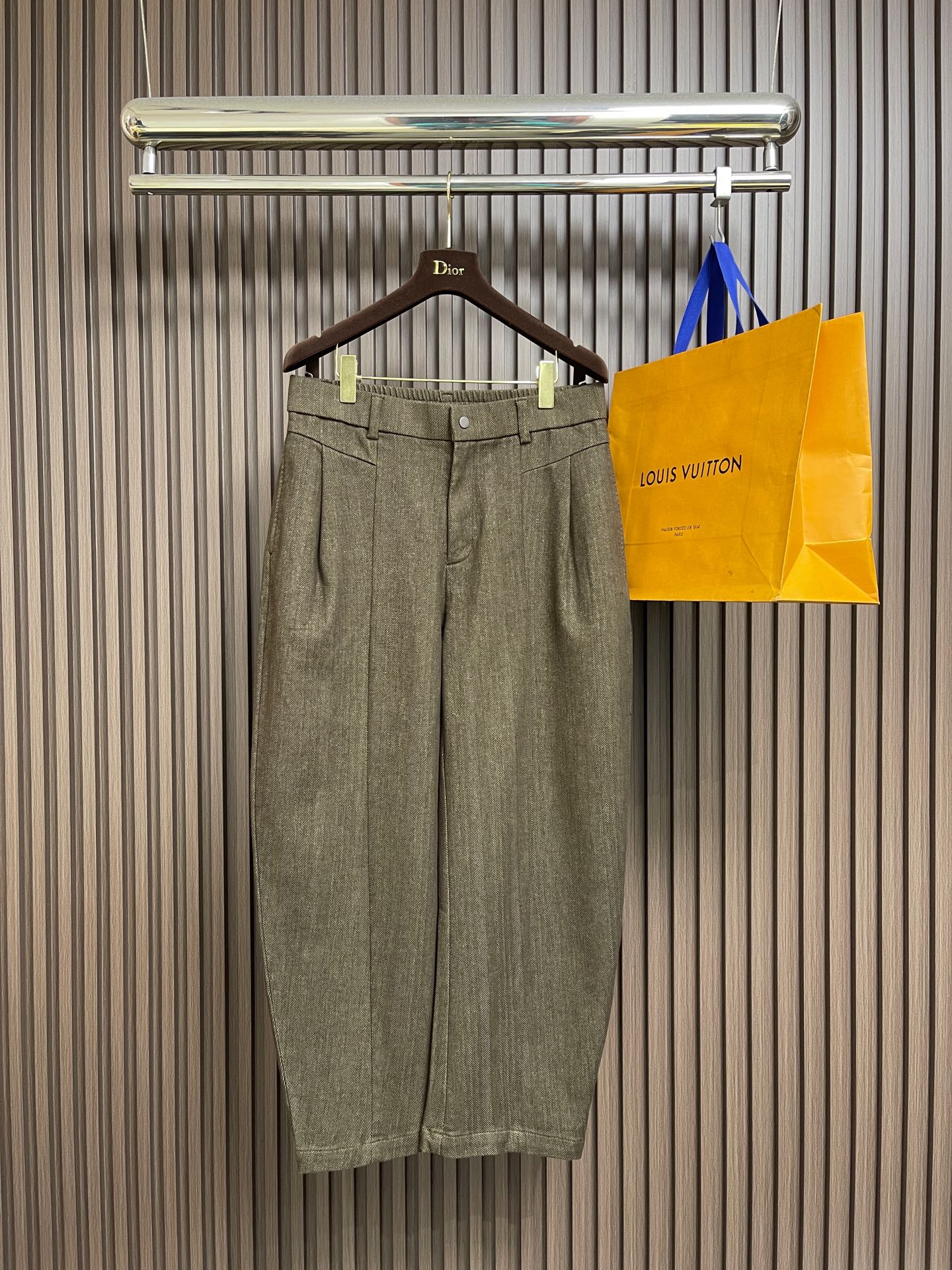 NO:660938,BV  Heavy-duty scimitar pants are a pioneering collision between Italian minimalism and workwear aesthetics. When BV's minimalist genes meet the hard-core texture of workwear, these heavy-duty scimitar pants redefine the high-end casual dressing language with the quality of pure Italian original cotton. Low-key and rich  There are layers, and the scimitar silhouette modifies the leg shape while injecting a casual and uninhibited street feel; the waist elastic band design takes into account both comfort and style, the stitching is neat and neat, and every stitch demonstrates the 'Made in Italy' level of precision. Sizes XS-L  size19860909BV 重工弯刀裤,意式极简与工装美学的先锋碰撞,当BV的极简基因邂逅工装的硬核质感,这条重工弯刀裤以纯棉的意大利原产品质,重新定义高级休闲的穿搭语言.低调而富有层次,弯刀廓形修饰腿型的同时,注入随性不羁的街头感；腰部松紧带设计兼顾舒适与造型,缝线工整利落,每一处针脚都彰显“意大利制造”的精工水准.尺码XS-L XS码 腰围80腿围66 裤长106  S码 腰围84腿围68 裤长106 M码 腰围88腿围70 裤长108  L码 腰围92腿围72 裤长108,,bottega veneta, ,Men's clothing