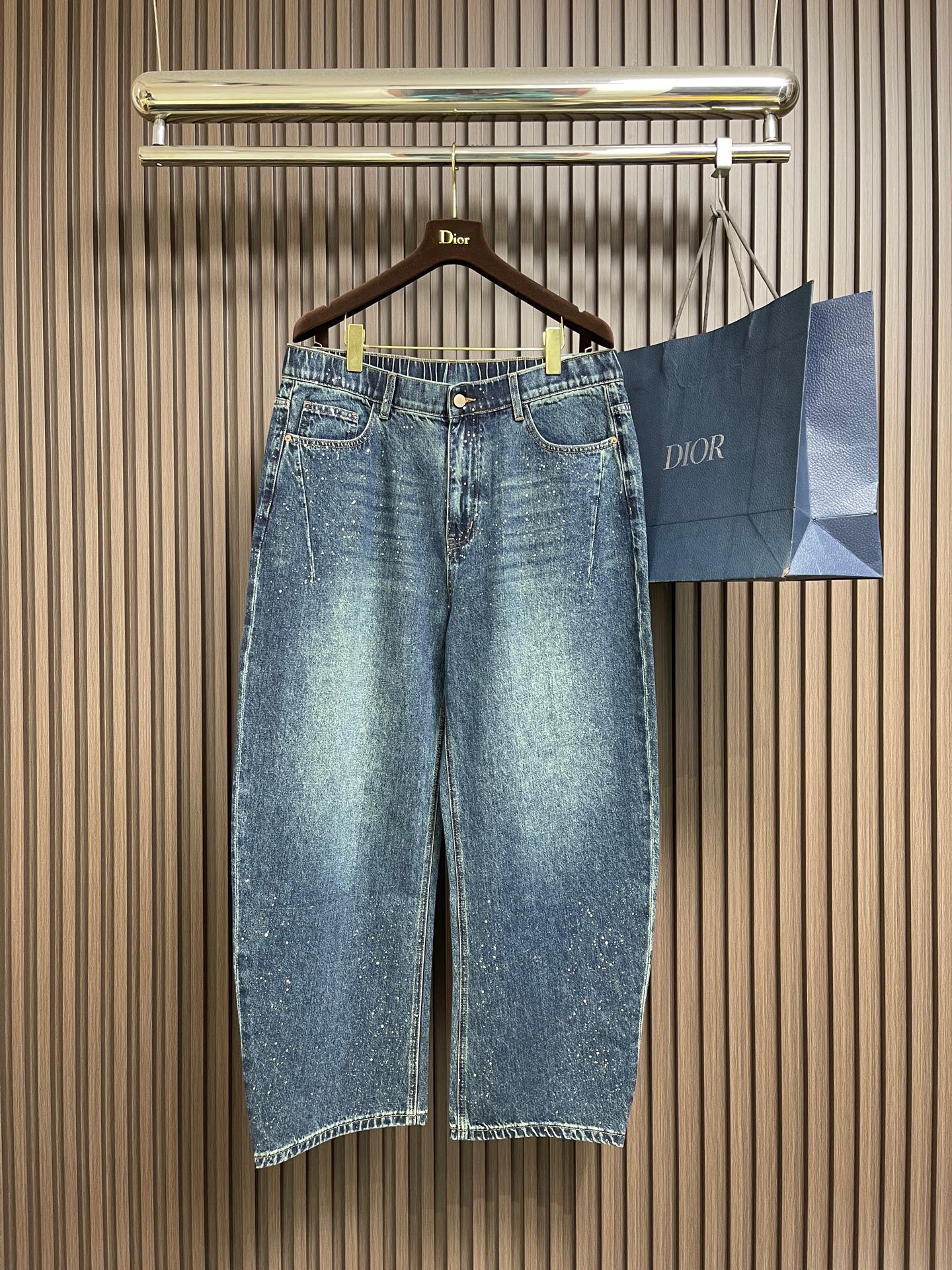 NO:660982,MM6 2025SS new gradient hot diamond jeans!  Customized washed denim made of 100% cotton. The fabric feels soft and skin-friendly. It is very comfortable and breathable to wear, even if it is worn with a trendy inner!  Gradient rhinestone pattern decoration, discharge dyeing process is very exquisite. It needs to be sewn and then rinsed with nostalgic color to restore the effect. Each piece must be cut in strict alignment, which is very time-consuming and material-free. Casual and loose-fitting cutting, hot rhinestones are the finishing touch, a must-have for appearance and quality control. Sizes XS-L  Pants length 107, size M, waist 88, leg circumference 68, trouser length 108, size L, waist 92, leg circumference 70, trouser length 109,,masion margiela,jeans, 19860909MM6 2025SS新款渐变烫钻牛仔裤！客供定制水洗牛仔全棉材质制成,面料触感柔软亲肤,着穿非常的舒适透气,即便是里搭配潮搭！渐变烫钻图案装饰,拔染工艺非常的考究,需缝车好后再进行轻酵漂洗加怀旧色还原效果,每块裁片都要严格要求对位裁剪,非常的耗时耗料,休闲宽松的版型裁剪,烫钻点睛之笔,颜值控与品控的必备之选.尺码XS-L XS码 腰围80腿围64 裤长106  S码 腰围84腿围66 裤长107 M码 腰围88腿围68 裤长108  L码 腰围92腿围70 裤长109,,masion margiela,jeans, ,Men's clothing