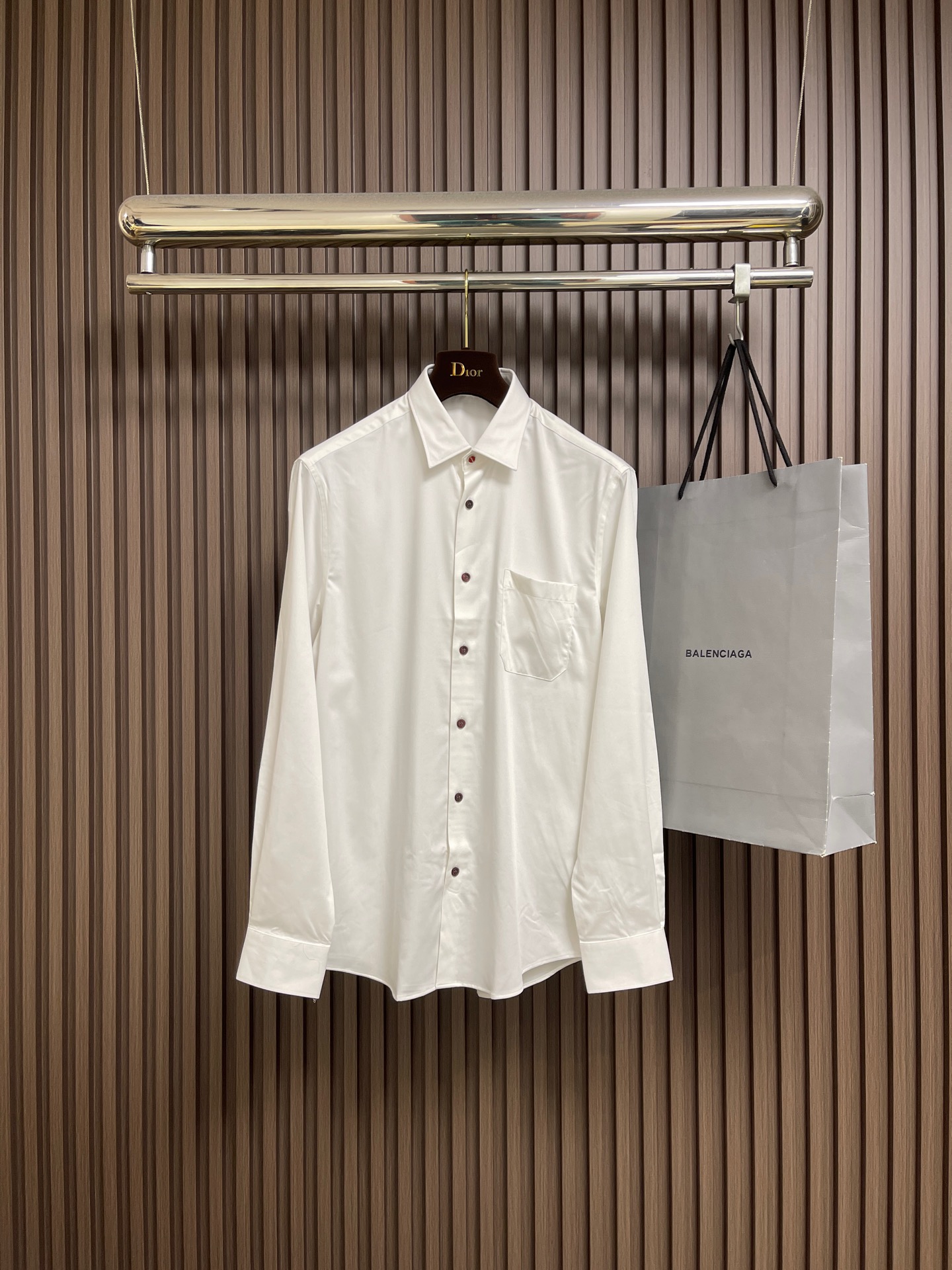 NO:624501,Kiton solid color long-sleeved shirt, the brand was founded in Naples, Italy in 1968. The founder, Mr. Ciro Paone, has an almost crazy obsession with quality. 'Add one point to a perfect score' is the brand's consistent guiding principle. As a representative of classic elegance, Kiton uses traditional craftsmanship, rare fabrics, and exquisite tailoring to give clothes fresh vitality. This shirt is made of Lutai's 120-count checkered jacquard craftsmanship!  Full of luxury. Sizes S-XXL S size shoulder width 46cm chest 102cm length 76cm M size shoulder width 47cm chest 106cm length 77.5cm L size shoulder width 48cm chest 110cm length 79cm XL size shoulder width 49cm chest 114cm length 80.5cm XXL size shoulder width 50cm chest 118cm  Length 82cm,,shirts,alexander wang19860909Kiton 净色长袖衬衫,品牌于1968年创立于意大利那不勒斯,创始人Ciro Paone先生对品质有着近乎疯狂的执着,“满分之上再加一分”是品牌一贯的指导原则.作为经典优雅的代表,Kiton以传统的工艺,珍稀的面料,精湛的剪裁,赋予衣服鲜活的生命力,这款衬衫彩用鲁泰120支方格提花工艺！奢侈感十足.尺码S-XXL S码肩宽46cm胸围102cm衣长76cm M码肩宽47cm胸围106cm衣长77.5cm L码肩宽48cm 胸围110cm 衣长79cm XL码肩宽49cm 胸围114cm 衣长80.5cm XXL码肩宽50cm 胸围118cm 衣长82cm,,shirts,alexander wang,Men's clothing