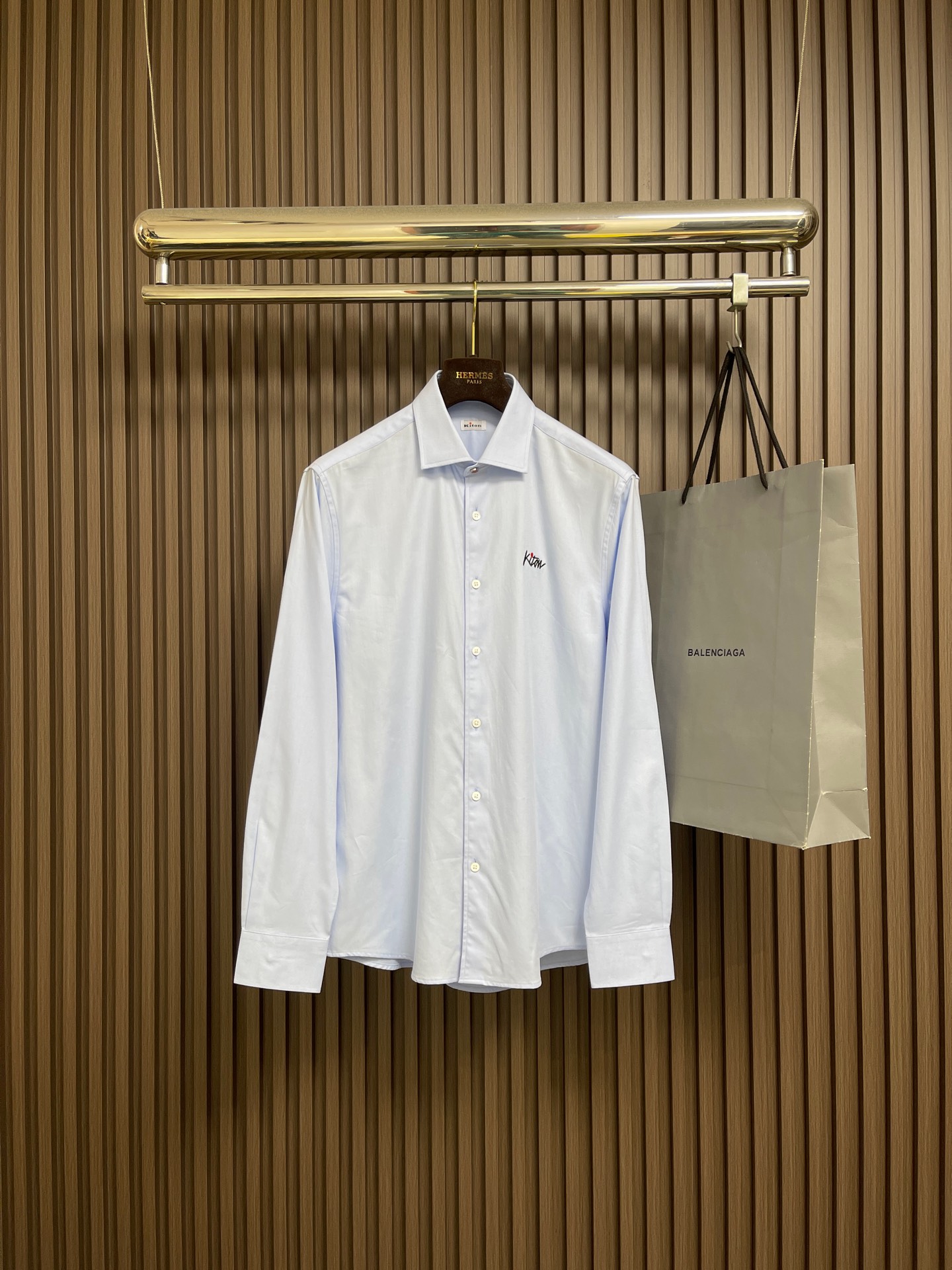 NO:624507,kiton's 2026SS early spring new long-sleeved shirt continues the brand's classic and distinctive style design. The luxurious and luxurious stitching is really beautiful, and it looks super handsome when worn!  It is made of imported high-quality fabrics. The fabric feels lighter and thinner than conventional fabrics, and the touch is soft and skin-friendly. The texture is very crisp and muscular!  Weaved using a high-end jacquard machine, the lines have a very obvious concave and convex three-dimensional effect. The details and sophistication are so perfect that it is impossible to be picky. The classic brand logo is decorated with red retro buttons, which interprets the sense of luxury into every detail of the garment!  The high-level positioning and cutting technology ensures the alignment and visual beauty of the open stitches at the seams. It is a versatile product that is not picky at all, regardless of gender or age. I highly recommend everyone to buy it!  Sizes S-XXL S, shoulder width 46cm, bust 102cm, length 76cm, size M, shoulder width 47cm, bust 106cm, length 77.5cm, size L, shoulder width 48cm, bust 110cm, length 79cm, XL, shoulder width 49cm, bust 114cm, length 80.5cm, size XXL, shoulder width 50cm, bust 118cm  Length 82cm,,shirts,alexander wang19860909kiton 2026SS早春新款长袖衬衫,延续了品牌经典鲜明的风格设计,大气奢华的走线真是好看到不行,驾驭起来都超级帅气！客供进口优质面料制成,面料手感比常规面料要偏轻薄一些,触感更是柔软亲肤到无法挑剔,质地非常的挺括且有筋骨感！采用高端提花机织造,走线富有极为明显的凹凸立体感,细节与精致程度都完美到无法去挑剔,经典品牌logo红色复古纽扣装饰,将高级感演绎到了衣身的每一处细节！高水准定位裁剪工艺,保证了接缝处明线的对位与视觉美感,完全不挑人不挑性别年龄的百搭臻品,强烈推荐大家入手！尺码S-XXL S码肩宽46cm胸围102cm衣长76cm M码肩宽47cm胸围106cm衣长77.5cm L码肩宽48cm 胸围110cm 衣长79cm XL码肩宽49cm 胸围114cm 衣长80.5cm XXL码肩宽50cm 胸围118cm 衣长82cm,,shirts,alexander wang,Men's clothing