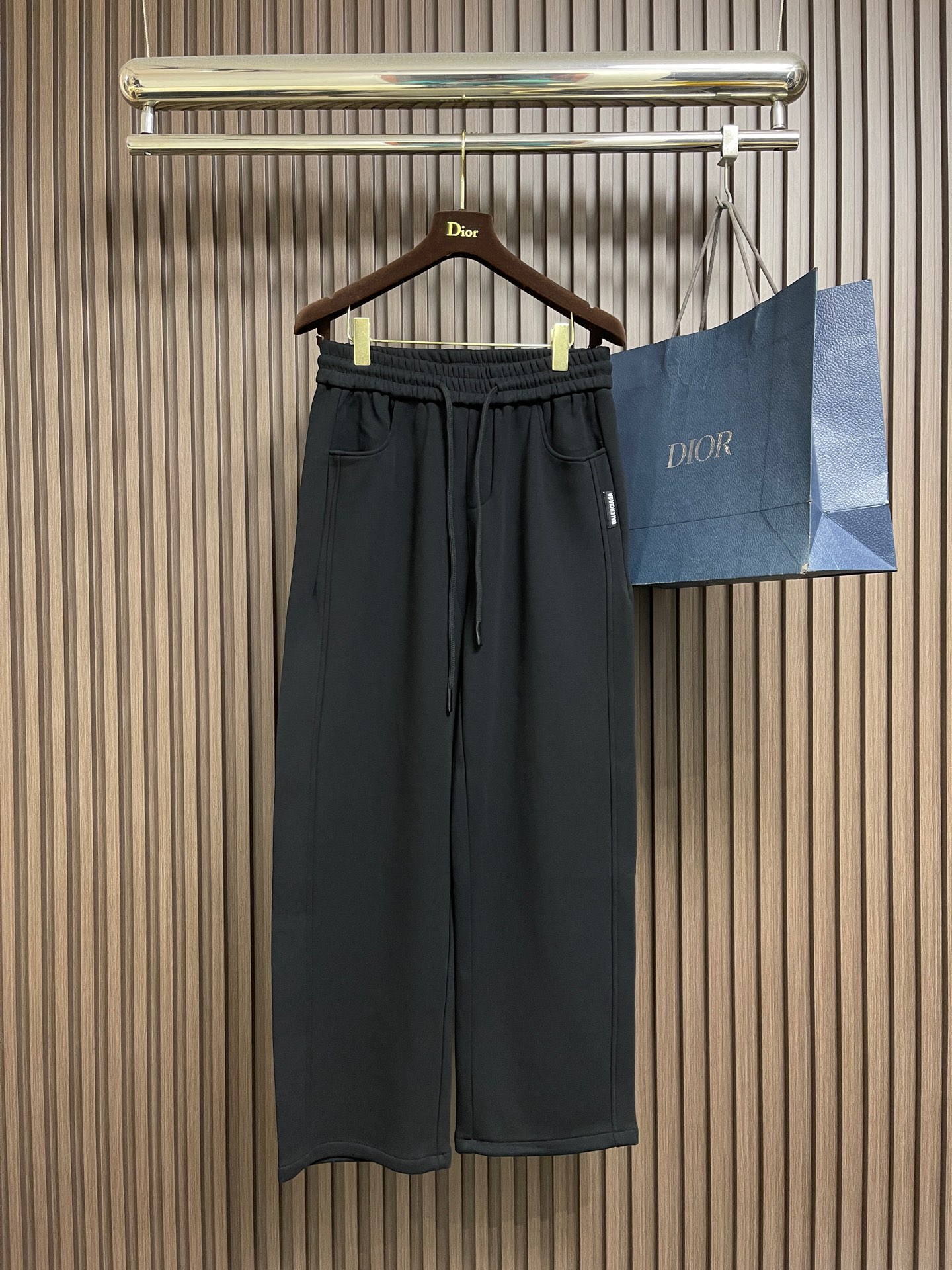 NO:624458,Balenciaga 2025 SS new straight-leg velvet casual sweatpants for autumn and winter, simple and fashionable new custom-made fabrics, comfortable to wear, low-key yet luxurious, fashionable and high-end design. Needless to say, the style and cut of the pants are exquisite and vivid.  Really first-class, top-quality materials. Really top-notch elastic waisted straight pants. The quality is outstanding. They have been washed with heavy water to make them very soft!  Not picky, the upper body is absolutely stylish and extremely luxurious. Sizes M-3XL, balenciaga, alexander wang19860909Balenciaga 2025SS秋冬新款直筒加绒休闲卫裤,简约时尚新款定制面料,身穿手感舒适 低调不失奢华 设计时尚高端 裤型款式和裁剪亦无需多言 上身精致跃然．真正一等一顶级质料 真正殿堂级的松紧腰直筒裤,品质卓然,经过重水洗使得很柔软！不挑人 上身绝对的有型 极度奢华.尺码M-3XL,,balenciaga,alexander wang,Men's clothing