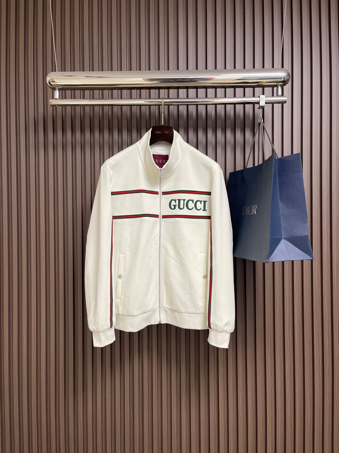 NO:624490,The complete set of GUCCI 2025FW casual sports zipper jacket and sweatpants suit, the masked stripe element is reinterpreted!  The whole garment took a lot of work, has a high weight of 450g, and has a great texture!  !  Open molded engraved pure steel hardware waist drawstring!  A full set of accessories can be customized one by one!  !  Size M-3XL,,gucci,Moncler,jackets & coats,alexander wang19860909整套 GUCCI 2025FW休闲运动拉链外套卫裤套装,蒙口的条纹元素再次演绎！整件成衣工时爆表,450g高克重,质感一级棒！！开模刻字纯钢五金腰部抽绳！全套辅料一一定制！！尺码M-3XL,,gucci,Moncler,jackets & coats,alexander wang,Men's clothing