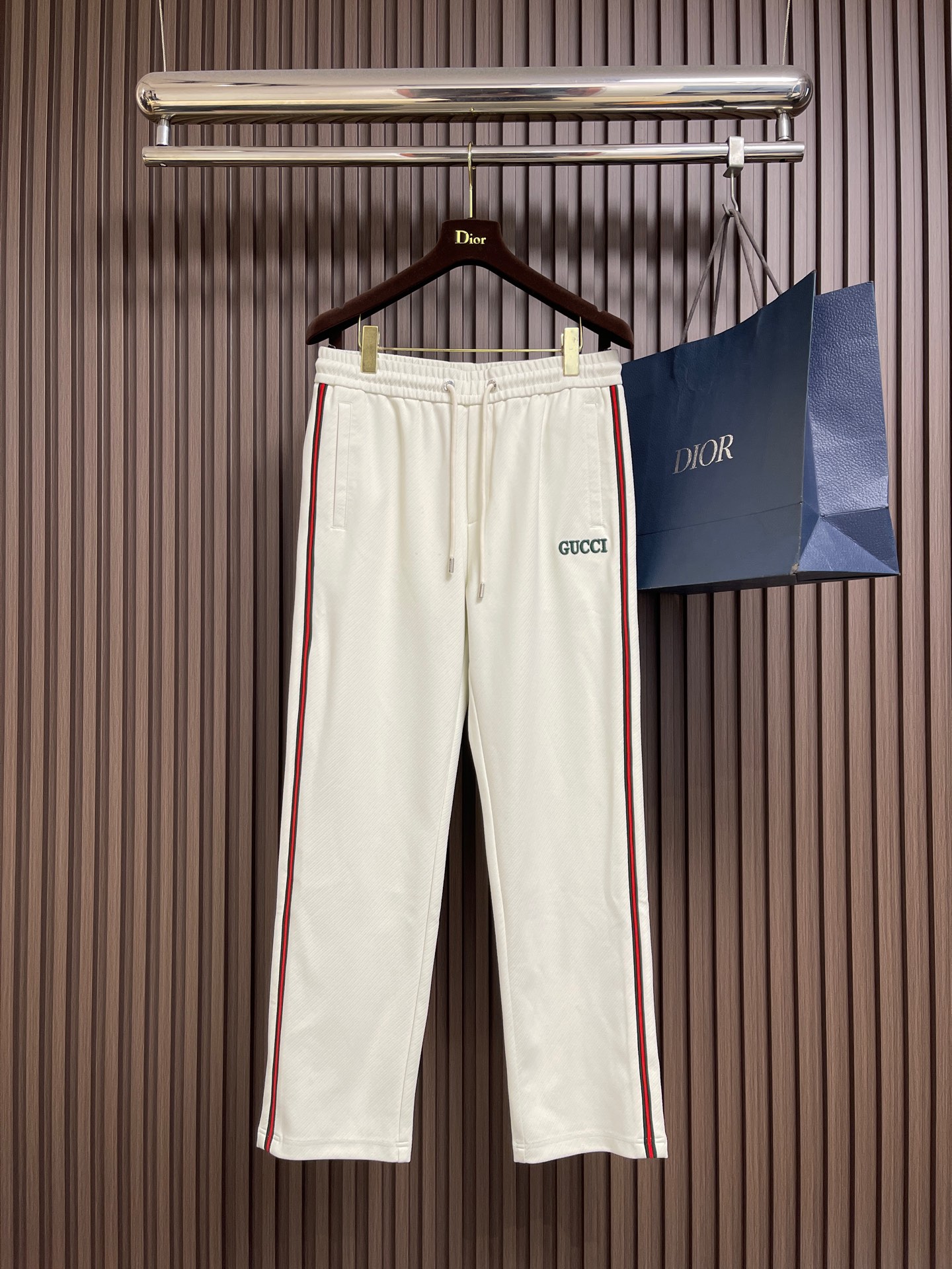 NO:624496,The complete set of GUCCI 2025FW casual sports zipper jacket and sweatpants suit, the masked stripe element is reinterpreted!  The whole garment took a lot of work, has a high weight of 450g, and has a great texture!  !  Open molded engraved pure steel hardware waist drawstring!  A full set of accessories can be customized one by one!  !  Size M-3XL,,gucci,Moncler,jackets & coats,alexander wang19860909整套 GUCCI 2025FW休闲运动拉链外套卫裤套装,蒙口的条纹元素再次演绎！整件成衣工时爆表,450g高克重,质感一级棒！！开模刻字纯钢五金腰部抽绳！全套辅料一一定制！！尺码M-3XL,,gucci,Moncler,jackets & coats,alexander wang,Men's clothing