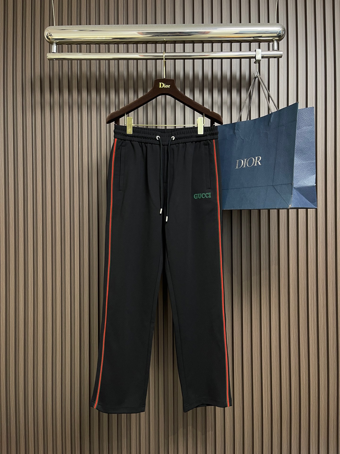 NO:624484,The complete set of GUCCI 2025FW casual sports zipper jacket and sweatpants suit, the masked stripe element is reinterpreted!  The whole garment took a lot of work, has a high weight of 450g, and has a great texture!  !  Open molded engraved pure steel hardware waist drawstring!  A full set of accessories can be customized one by one!  !  Size M-3XL,,gucci,Moncler,jackets & coats,alexander wang19860909整套 GUCCI 2025FW休闲运动拉链外套卫裤套装,蒙口的条纹元素再次演绎！整件成衣工时爆表,450g高克重,质感一级棒！！开模刻字纯钢五金腰部抽绳！全套辅料一一定制！！尺码M-3XL,,gucci,Moncler,jackets & coats,alexander wang,Men's clothing