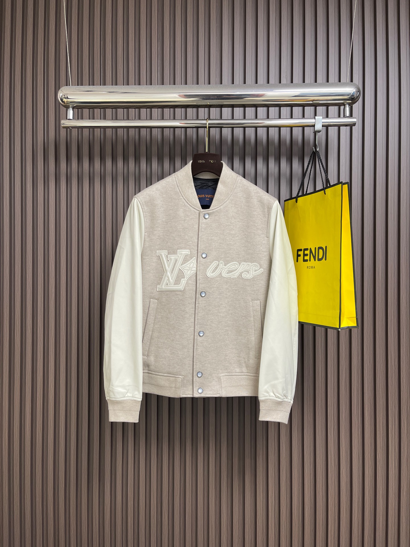 NO:624521,LV 2025SS leather splicing woolen jacket, woolen leather splicing, every detail shows high-end craftsmanship. The design changes of structural tailoring show the diverse image changes of men. It is slim and neat, and tailored to meet the popular multi-layered wear and versatile style in life. Sizes 48-56, louis vuitton, jackets & coats, jackets & coats, alexander wang19860909LV 2025SS皮质拼接毛呢夹克外套,毛呢真皮拼接,处处细节显工艺足够的高级 结构性剪裁的设计改变来展现男士多样的形象变化,修身利落、剪裁合体,满足时下正流行的多层次穿搭,生活百搭款式.尺码48-56,,louis vuitton,jackets & coats,jackets & coats,alexander wang,Men's clothing