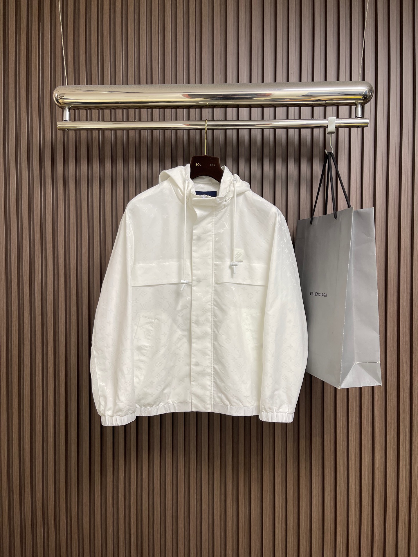 NO:645046,LV  The dark pattern jacquard hooded jacket adopts a simple hooded design, and the front uses a double closure system of zippers and buttons to enhance practicality and layering. The hood is equipped with an adjustable drawstring to facilitate free styling; the body is low-key and incorporates the brand's iconic Monogram presbyopic pattern.  , looming under the light, showing luxurious genes. The overall style is casual and fashionable, and the fabrics are made of high-quality materials to ensure comfort and breathability, suitable for daily wear in autumn and winter. It can be used with street trends or to create a comfortable look, sizes 48-56, louis  vuitton,jackets & coats,hats,alexander wang19860909LV 暗纹提花连帽外套,采用简约连帽设计,前襟创新运用拉链与纽扣双重闭合系统,增强实用性与层次感.连帽搭配可调节抽绳,便于自由造型；衣身低调融入品牌标志性Monogram老花暗纹,在光线下若隐若现,展现奢华基因.整体风格休闲时尚,面料选用高品质材质确保舒适透气,适合秋冬日常穿着.既可搭配演绎街头潮流,也能配合打造舒适造型,尺码48-56,,louis vuitton,jackets & coats,hats,alexander wang,Men's clothing