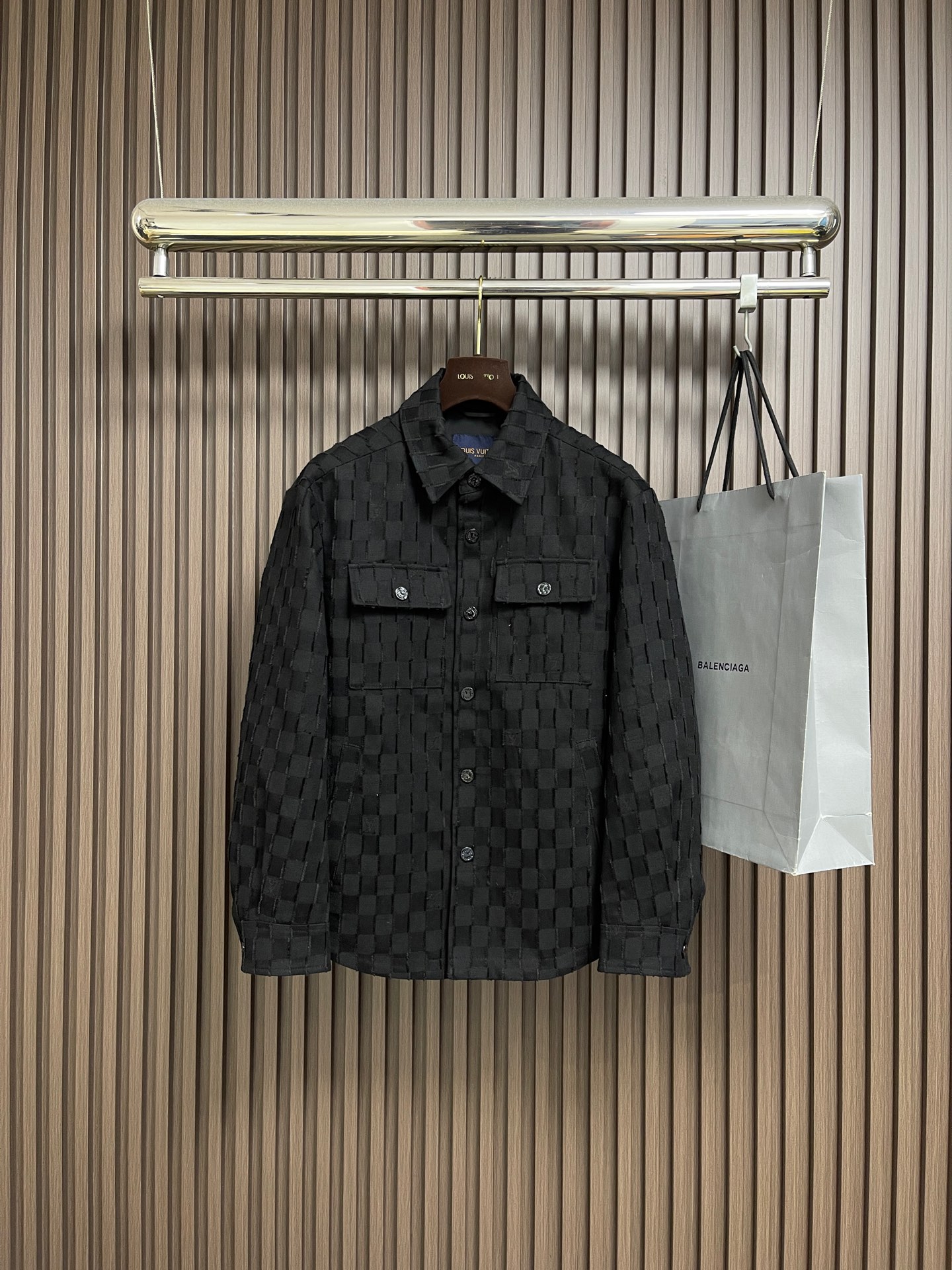 NO:645043,LV SS25 checkerboard flocked denim jacket is made of pure cotton washed vintage denim. The fabric has been specially treated to give a natural distressed effect. The body is covered with Der check flocking patterns of different shades, and the brand's iconic checkerboard elements are cleverly integrated into the design. The overall routing is straight and delicate, the fabric is comfortable and soft, and the color is consistent without color difference. It can be matched with the same style to create a fashionable look and control various occasions. Customized accessories, complete three standards, sizes M-3XL, Louis  vuitton,jackets & coats,alexander wang19860909LV SS25 棋盘格植绒牛仔外套,采用纯棉水洗复古丹宁布制成,面料经过特殊处理呈现自然做旧效果.衣身铺陈深浅不一的Der格纹植绒图案,将品牌标志性的棋盘格元素巧妙融入设计.整体走线平直细腻,面料舒适柔软,颜色一致无色差 能与同款搭配营造时尚造型,驾驭各种场合,定制辅料,三标齐全,尺码M-3XL,,louis vuitton,jackets & coats,alexander wang,Men's clothing