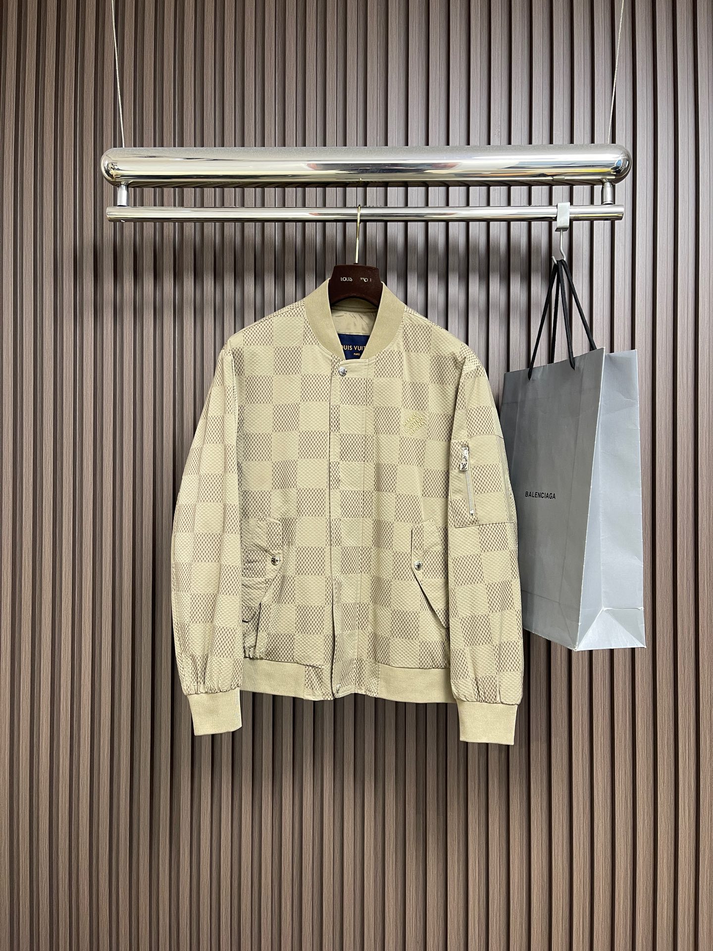 NO:627534,LV  The new 2025ss autumn and winter checkerboard jacquard jacket uses a classic khaki plaid pattern to create a modern look that combines casual and urban styles. It is decorated with exquisite metal fasteners, adding practicality and detail highlights. The main body of the body is made of polyester fiber technical fabric, ensuring excellent stiffness and windproof performance. The front zipper opens and closes smoothly, and the gold LV logo embroidery on the left chest is low-key and eye-catching.  It fully demonstrates the brand identity. The closing design of the cuffs and hem not only provides better thermal insulation effect, but also makes the silhouette more neat. The overall design perfectly combines outdoor functionality with Louis Vuitton's unique luxury fashion atmosphere. Whether it is daily travel or urban exploration, it can easily enhance the texture and taste of the body. It is an ideal fashion item to cope with the changing autumn and winter climate. Sizes 48-56, Louis Vuitton  vuitton,louis vuitton,jackets & coats,jackets & coats,alexander wang19860909LV 2025ss秋冬新品棋盘格提花夹克外套,以经典的卡其色格纹图案打造出兼具休闲与都市风格的现代造型,饰有精致的金属扣件,增添实用性与细节亮点.衣身主体选用聚酯纤维科技面料,确保了出色的挺括感与防风性能.正面拉链开合顺滑利落,左侧胸前的金色LV标志刺绣低调而醒目地彰显品牌身份.袖口与下摆的收口设计不仅提供了更好的保暖效果,也令版型更显利落.整体设计完美融合了户外机能感与路易威登独有的奢华时尚气息,无论是日常出行还是都市探索,都能轻松提升体穿搭的质感与品味,是应对多变秋冬气候的理想时尚单品.尺码48-56,,louis vuitton,louis vuitton,jackets & coats,jackets & coats,alexander wang,Men's clothing