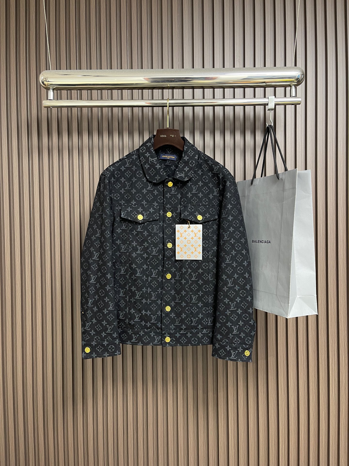 NO:627550,LV presbyopia denim jacket, the fabric is made of the same heavyweight pure cotton material as the original, washed and distressed. After manual typesetting and positioning, the fabric wear is very large, the cuffs are aligned, the back jacquard is lined up, and the front and back splicing process perfectly restores the original effect. Bronze button engraved base, collar with classic chain, back waist clip buckle, inner stitching, fine workmanship  . Customized dyeing without any color difference. Perfect restoration of ingenious craftsmanship, complete three standards, customized accessories. Sizes 48-56, Louis Vuitton, jackets & coats, Alexander Wang19860909LV 老花牛仔外套,面料采用原版一致重磅纯棉材质,洗水做旧.人工排版定位剪裁后,面料耗损度非常大,袖口对位,后幅横向提花一字排开,前后幅拼接工艺完美还原原版效果.古铜色纽扣刻字底托,领口经典环链,后幅束腰夹扣,内里的车线包边,做工精细 .定制定染无任何色差.匠心工艺完美还原,三标齐全,定制辅料.尺码48-56,,louis vuitton,jackets & coats,alexander wang,Men's clothing