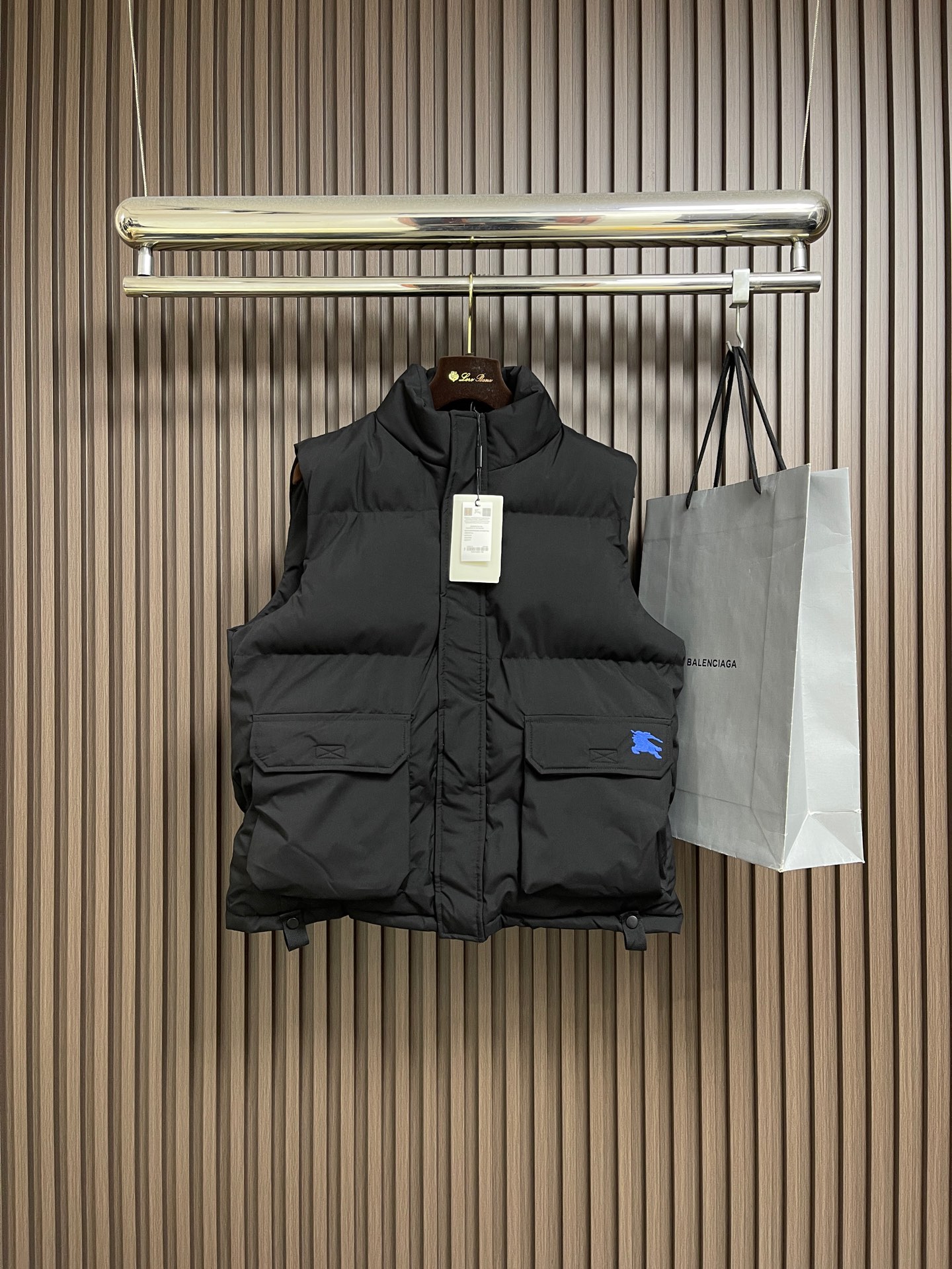 NO:627583,Burberry  Sleeveless jacket vest with offset printing of blue brand logo, classic old-money style, made of high-quality protective nylon fabric, which not only enhances the wear resistance of the surface, but also takes into account the wind resistance, ensuring excellent performance in various harsh weather conditions. Highly selected  Silk cotton with high fill power, light and warm, excellent temperature locking performance and good resilience. Three-dimensional quilting process and precision thread reinforcement prevent lint from being drilled and ensure that the bulk and resilience last as new. Sizes M-3XL, burberry, jackets  & coats,alexander wang19860909Burberry 蓝色品牌标识胶印仔章无袖外套马甲,经典老钱风,选用高质量的防护性尼龙面料,不仅增强了表面的耐磨性,同时兼顾防风性,确保了在各种恶劣天气条件下的出色表现.精选高蓬松度丝绵,轻盈保暖,锁温性能出众,回弹性好.立体绗缝工艺,精密车线加固,防止钻绒,确保蓬松回弹性持久如新.尺码M-3XL,,burberry,jackets & coats,alexander wang,Men's clothing