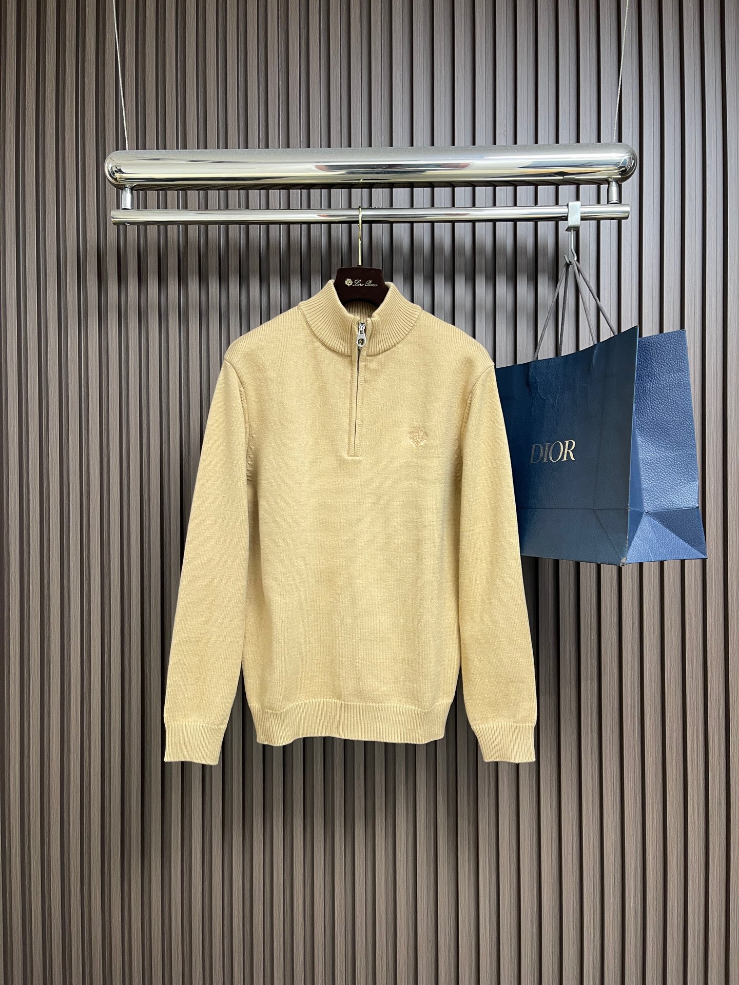 NO:624519,LP Loropiana 2025ss new autumn and winter half-zipped lapel knitted sweater jacket, American style classic design. Basic colors can be matched casually. This basic version is the key point. It looks good when worn alone. It is beautiful and more durable. It is super high-end when layered in autumn and winter. It is versatile for daily casual wear. Sizes M-XXXL M size bust 104 shoulder width 43 length 66 sleeve length 60 L size bust 108 shoulder width 45  Length 68 Sleeve length 6119860909LP Loropiana 2025ss秋冬新品半拉练翻领针织毛衣外套,美式穿搭经典设计 基础色随意搭配都不会出错 这种基础款版型是重点 单穿叠穿都好看 美观的同时更经久耐穿 秋冬叠穿超高级,日常休闲百搭.尺码M-XXXL M码胸围104肩宽43 衣长66 袖长60 L码 胸围108肩宽45 衣长68 袖长61 XL码 胸围112肩宽47衣长70袖长62 2XL码胸围116肩宽49衣长72袖长63 3XL码胸围120肩宽51衣长74袖长64,,loro piana,loro piana,jackets & coats,sweaters,alexander wang,Men's clothing