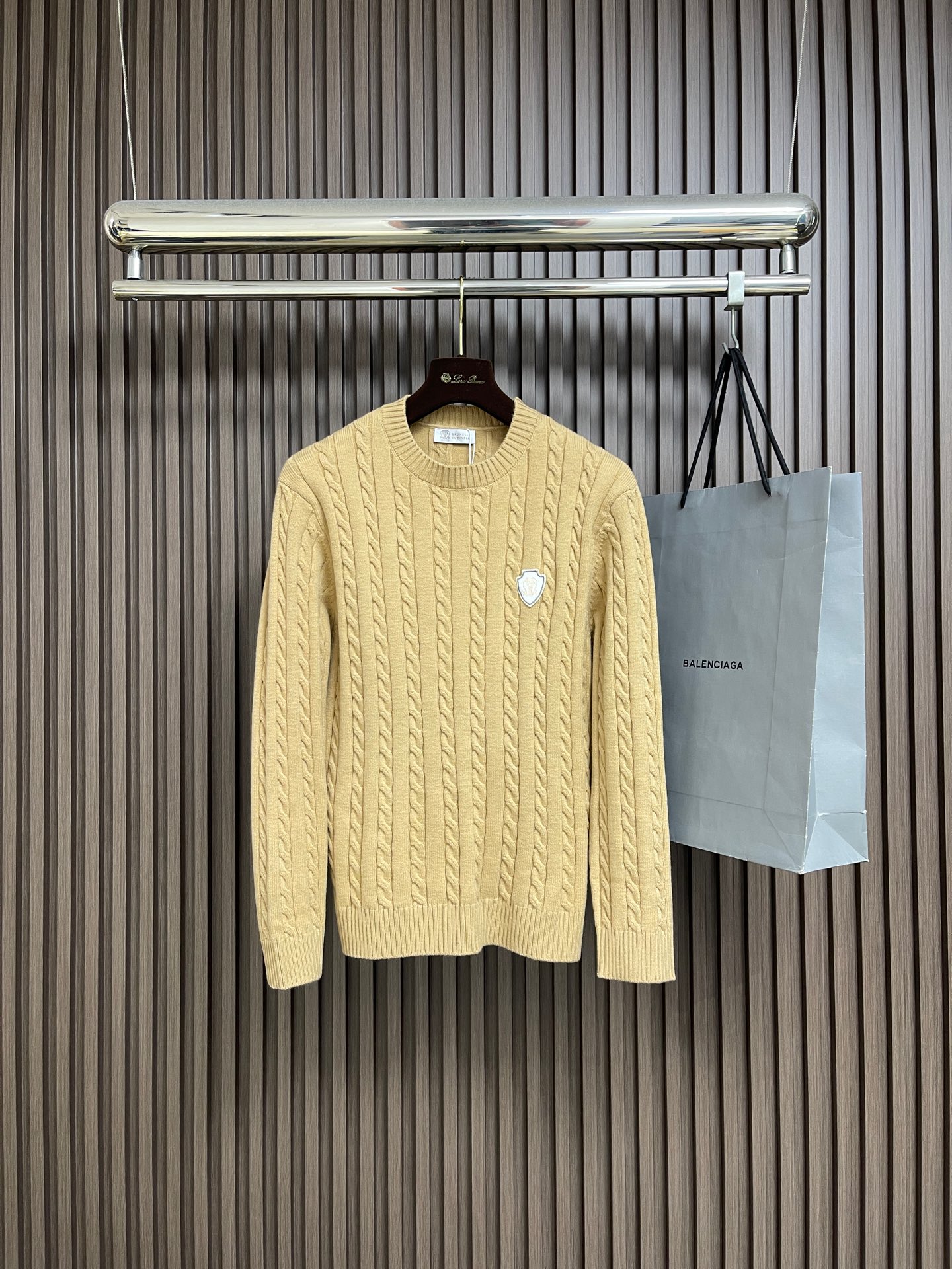 NO:624502,BC 2025ss autumn and winter new arrival classic twist round neck knitted sweater, classic American design. Basic colors can be matched casually. This basic version is the key point. It looks good alone when layered. It is beautiful and durable at the same time. It is super high-end when layered in autumn and winter. It is versatile for daily casual use. Sizes M-XXXL M size chest 100 shoulder width 45 length 65 sleeve length 56.5 L size chest 104 shoulder width 47  Length 67 Sleeve length 57.519860909BC 2025ss秋冬新品经典麻花圆领针织毛衣,美式穿搭经典设计 基础色随意搭配都不会出错 这种基础款版型是重点 单穿叠穿都好看 美观的同时更经久耐穿 秋冬叠穿超高级,日常休闲百搭.尺码M-XXXL M码胸围100 肩宽45 衣长65 袖长56.5 L码 胸围104肩宽47 衣长67 袖长57.5 XL码 胸围108肩宽49 衣长69 袖长58.5 2XL码胸围112肩宽51 衣长71袖长59.5 3XL码胸围116肩宽53衣长73 袖长60.5,,sweaters,alexander wang,Men's clothing