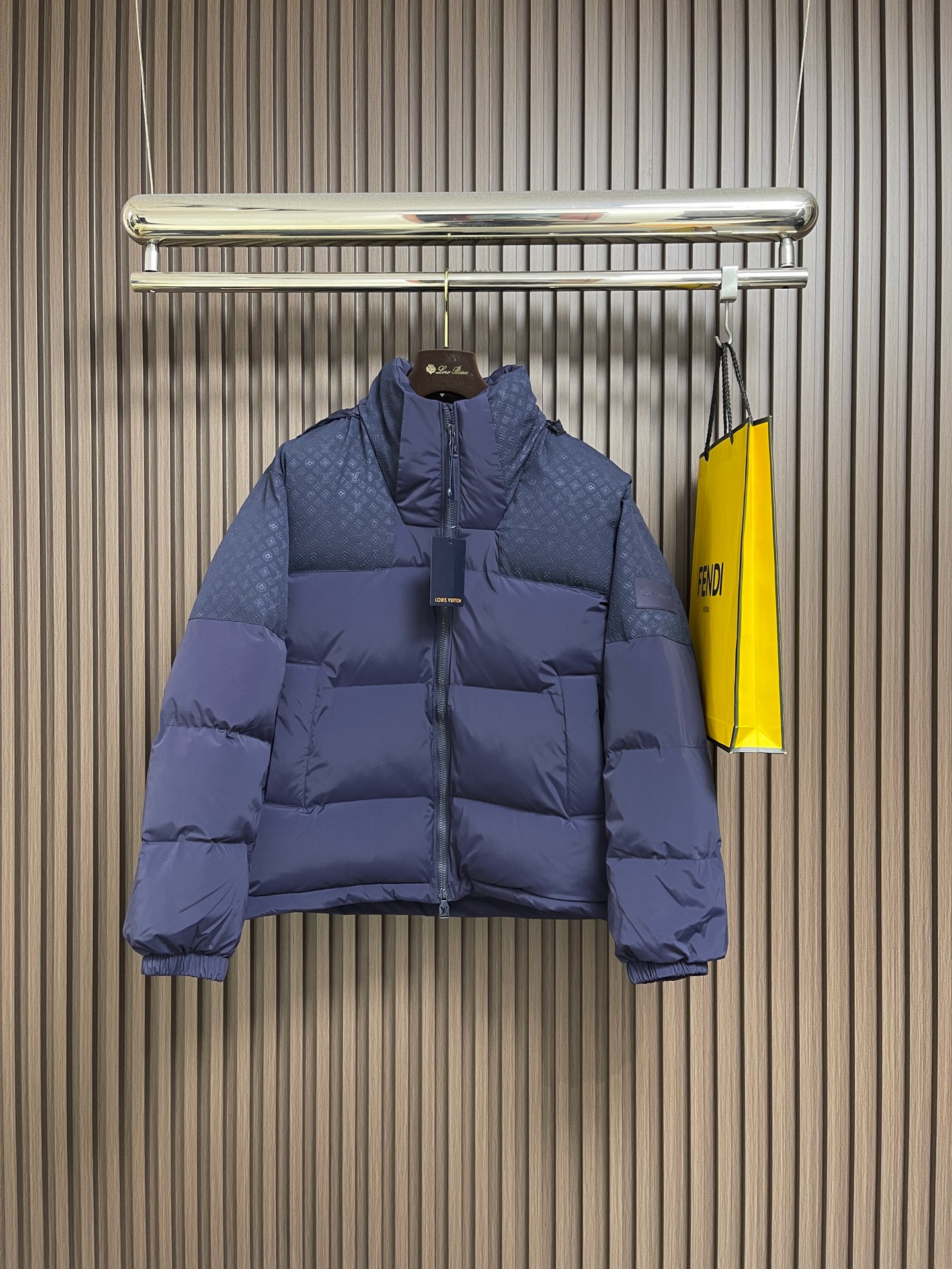 NO:627608,LV  2025ss detachable hooded jacquard down jacket, made of imported windproof and waterproof nylon material, its craftsmanship has been restored, and the materials have been upgraded to improve the cold protection function in autumn and winter. The down-filled lining makes the whole piece light and warm. The zippered detachable hooded stand-up collar can be worn in two ways, and it has a large body and a large area.  The plain shoulder sleeves are spliced with a four-leaf clover letter jacquard pattern, with rich layers and a full old-money feel. The torso is embossed with a rectangular pattern, with rich and changeable designs. The dark patterned glue logo details highlight a low-key sense of luxury, making it fashionable and warm to wear. Sizes S-XL, Louis  vuitton,jackets & coats,down jacket,hats,alexander wang19860909LV 2025ss可拆卸连帽提花羽绒服外套,进口防风防水尼龙材质,其工艺还原,升级材质,提升秋冬御寒功能,羽绒填充内里,整件轻盈保暖.拉链可拆卸连帽立领两穿,大身大面积素色肩袖拼接四叶草字母提花图案,层次丰富,老钱感满满,躯干采用长方格压纹,设计丰富多变,暗纹滴胶徽标细节,彰显低调高级感,穿搭时尚保暖.尺码S-XL,,louis vuitton,jackets & coats,down jacket,hats,alexander wang,Men's clothing