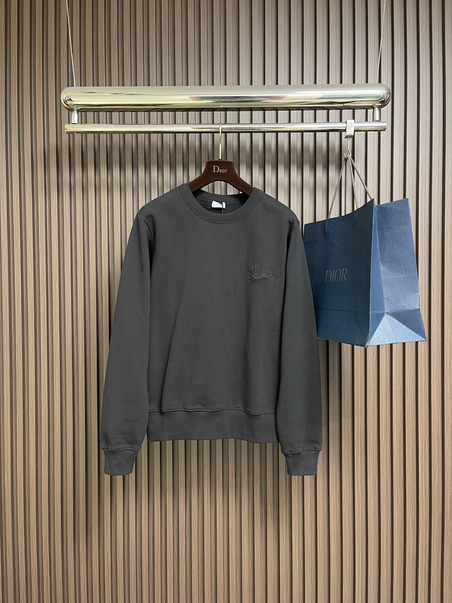 NO:627575,Dior 2026ss early spring new style black cotton fleece fabric Dior Ribbon logo round neck sweatshirt, this is a new product in the 2026 spring series, decorated with Dior Ribbon logo, paying tribute to Dior  A tribute to the exquisite craftsmanship of the workshop. Carefully crafted from black cotton fleece fabric, with ribbed crew neck, cuffs and hem. Casual silhouette, can be matched with oversized fits. Sizes S-XL, dior, hoodie, sweatshirts, alexander wang19860909Dior 2026ss早春新款 黑色棉质起绒面料 Dior Ribbon标志圆领卫衣,这款是二零二六春季系列新品,饰以 Dior Ribbon 标志,向 Dior 工坊的精湛工艺致敬.采用黑色棉质起绒面料精心制作,搭配罗纹圆领、袖口和底边.休闲廓形,可与超大版型搭配.尺码S-XL,,dior,hoodie,sweatshirts,alexander wang,Men's clothing