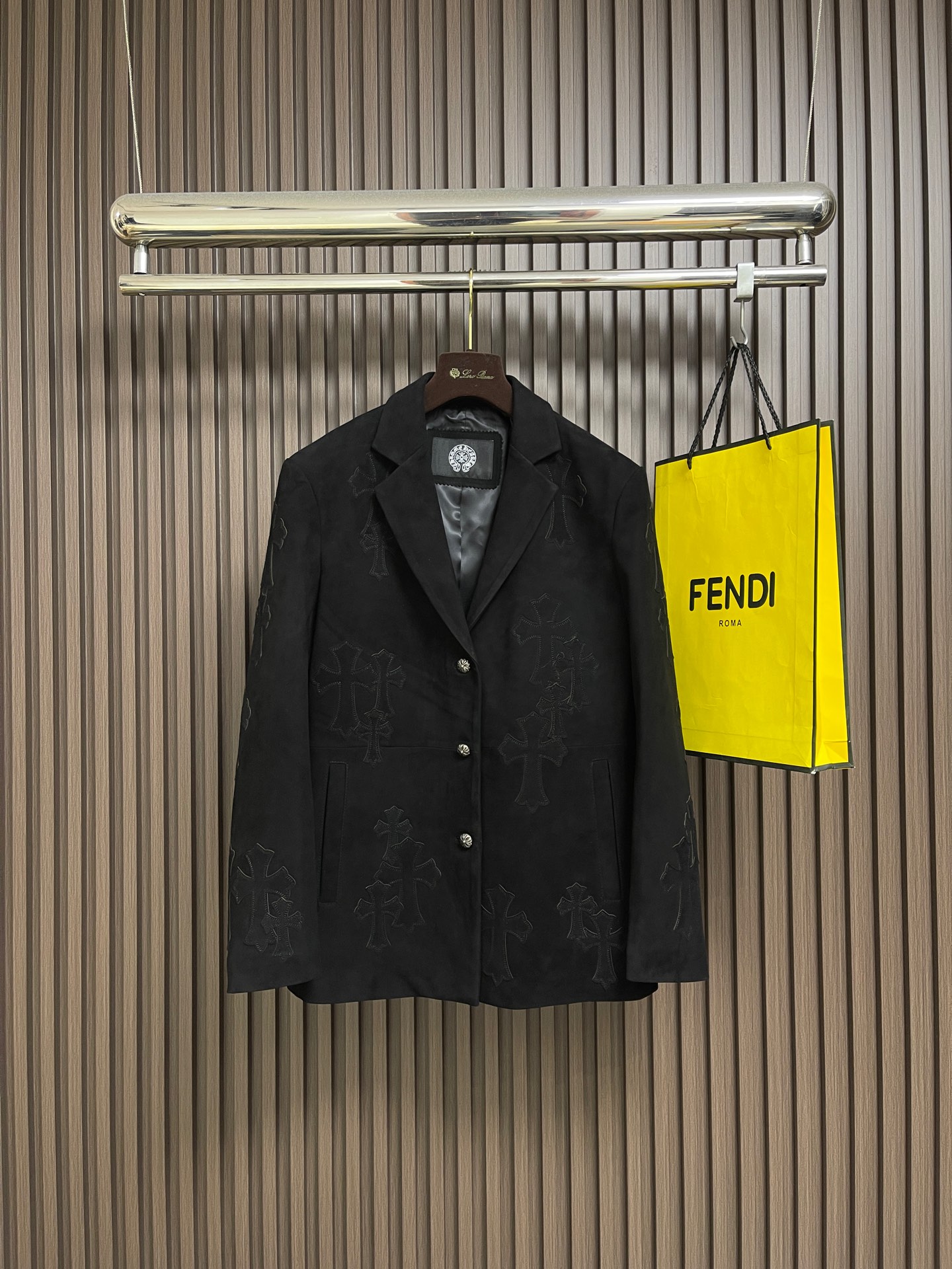 NO:645033,CH Chrome Hearts 2026SS patchwork embroidered suede long-sleeved suit jacket with customized original buttons. With its elegant tones and exquisite suede material, it provides a perfect choice for urban elites. The simple design language contains the calmness and restraint of business people, allowing you to appear at ease in any occasion. Sizes 48-58,, chrome hearts, jackets & coats, business suit, chamois leather, alexander wang19860909CH克罗心 2026SS 拼皮刺绣麂皮长袖西装外套,定制原版纽扣 以其优雅的色调与精致的反绒材质,为都市精英们提供了一个完美的选择,简约的设计语言中蕴含着商务人士都沉稳与内敛,让你在任何场合都显的游刃有余.尺码48-58,,chrome hearts,jackets & coats,business suit,chamois leather,alexander wang,Men's clothing