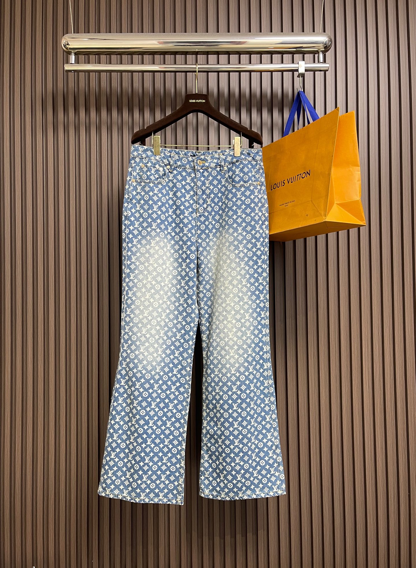 NO:624473,LV all-over printed jeans, customized blue shadow encrypted pure cotton classic pattern denim, as warm and moist as cotton, comfortable and close to the skin, indigo elegance, with retro charm and modern fashion sense. Using denim as the canvas, the iconic Monogram pattern is laid out on it. Every inch of warp and weft hides the glorious history and fashion heritage of Louis Vuitton. The tough lines of matching work clothes exude a sense of luxury from the inside out. There is no need to make a fuss, and the aura is self-evident.  The stunning laser burning process in the fashion feast is an advanced process of using laser technology to carve patterns. Project the laser onto the material to create a gradient effect. Use a spray gun to spray the reagent solution to the designated position accurately according to the design requirements. Let the reagent react with the fabric to form a gradual gradient effect. Finally, it is boiled to solidify the color. The overall wiring is straight and delicate, the fabric is comfortable and soft, and the color is consistent without color difference. It can be matched with the same style to create a fashionable look to control various occasions. Customized accessories, complete three standards, the same style for men and women!  Top 46-48-50-52 Pants 28-30-32-34-36,,louis vuitton,louis vuitton,jeans,alexander wang19860909LV 满印牛仔裤,定制蓝影加密纯棉经典纹牛仔料 温润如棉 舒适贴肤 靛蓝雅韵 带着复古的韵味与现代的时尚感 以丹宁为画布 标志性Monogram图案铺陈其上 每一寸经纬都藏着Louis Vuitton 的辉煌历史与时尚底蕴 搭配工装的硬朗线条 由内而外散发的高级感 不必喧哗 气场自显 时尚盛宴中的惊艳之作激光烧花工艺 利用激光技术进行花纹刻划的先进工艺 将激光投射到材料出渐变效果 使用喷枪将试剂溶液按照设计要求精确地喷到指定位置 让试剂与布料发生化学反应 形成循序渐进的渐变效果 最终再水煮加固色.整体走线平直细腻,面料舒适柔软,颜色一致无色差 能与同款搭配营造时尚造型驾驭各种场合,定制辅料,三标齐全,男女同款！ 上衣46-48-50-52 裤子28-30-32-34-36,,louis vuitton,louis vuitton,jeans,alexander wang,Men's clothing