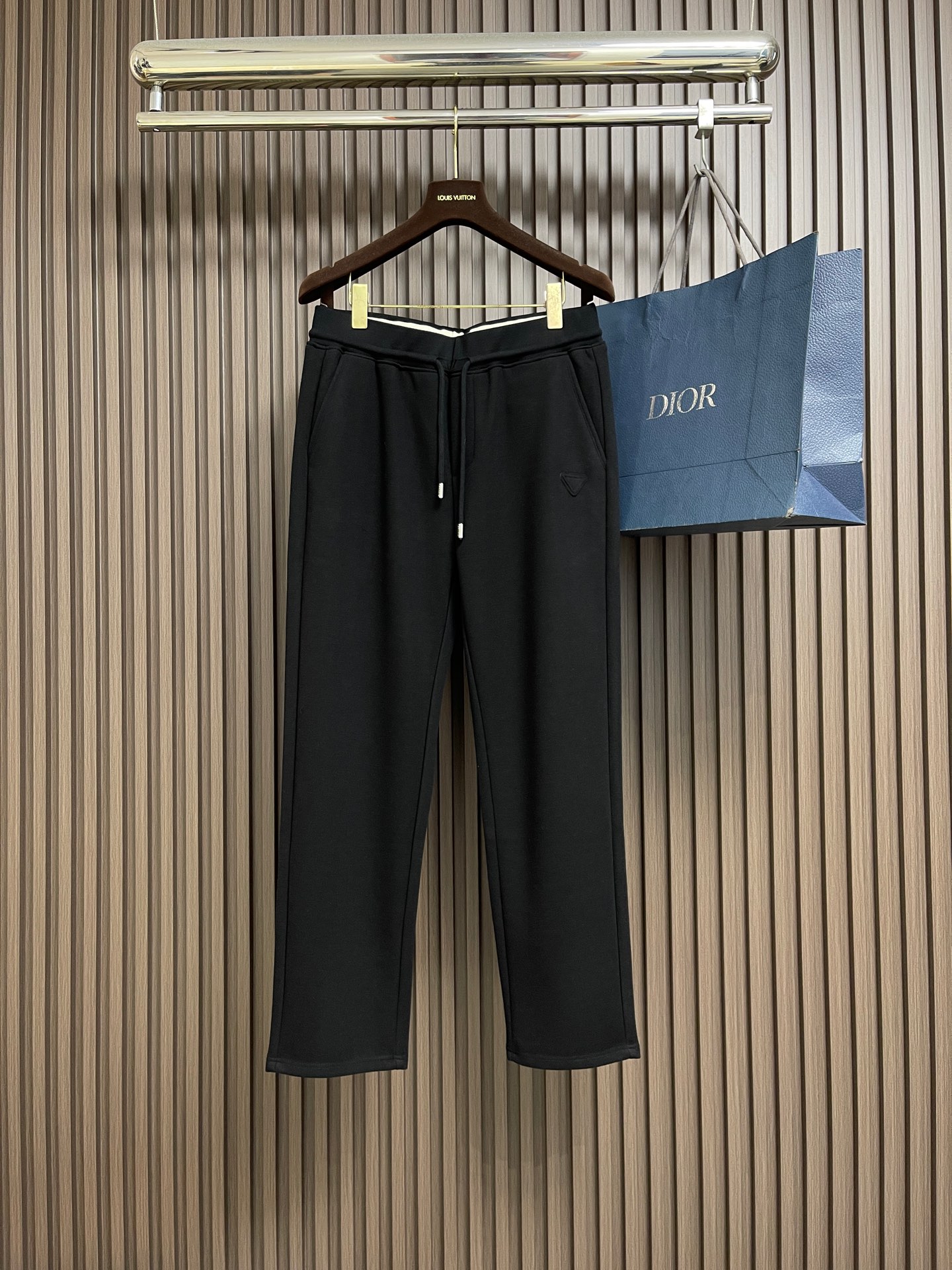 NO:649091,Prada 2025ss new autumn and winter casual pants, customized original fabric hardware. Classic triangle logo, fashionable and slimming pants, slim and stylish, super comfortable on the upper body, versatile and not picky!  Size XS-L19860909Prada 2025ss秋冬新款休闲裤 定制原版面料五金.经典三角标,时髦显瘦于一体的裤子,修身有型,上身超级舒适,百搭又不挑人！尺码XS-L XS码 腰围74 腿围60 裤长101  S码 腰围78 腿围62 裤长102 M码 腰围82 腿围64 裤长103  L码 腰围86 腿围66 裤长104,,prada,alexander wang,Men's clothing