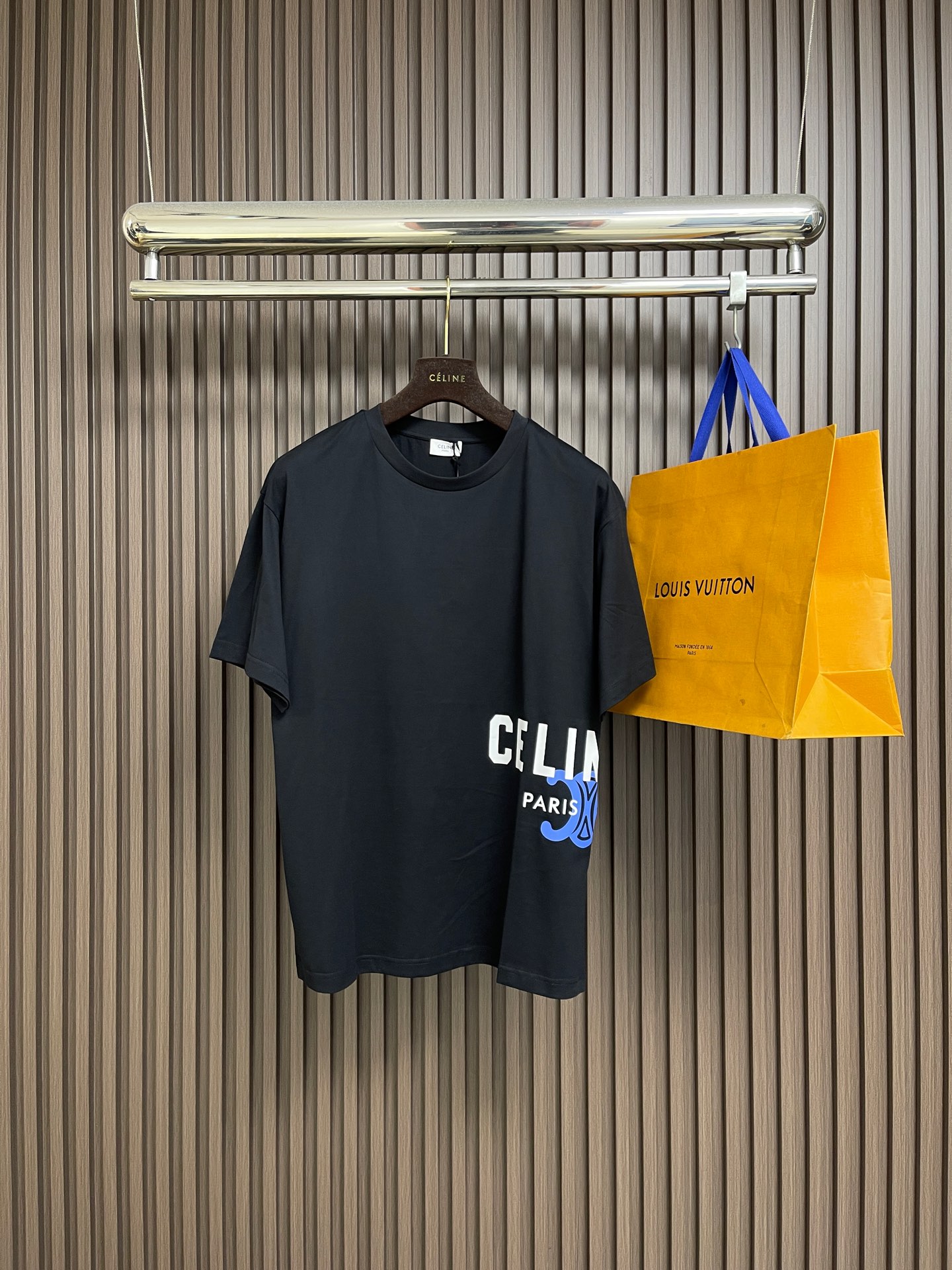 NO:624514,Celine colorful triumphal print round neck short-sleeved T-shirt, specific mercerized long-staple cotton fabric, made of 50S double-strand mercerized cotton, weight 165g; matched with 32S  1x1 tensioner thread, 300g. The thinner the yarn and the higher the count, the softer, smoother and finer the fabric is usually made. Two yarns are used and twisted together. This can enhance the strength and durability of the fabric and make it feel fuller. The cotton fiber is treated with a concentrated caustic soda solution to smooth the fiber surface and increase the gloss of the fabric.  Glossiness and softness. The glue printing process is integrated into the penetration technology. The high-quality environmentally friendly elastic glue not only has good printing performance and adhesion, but also ensures the clarity and color brightness of the printed pattern. The excellent elasticity and environmental protection performance can form long-lasting and bright printing effects on various fabrics. The advantage of this process is that the color is saturated.  The harmony is extremely high, which can achieve bright and bright visual effects, especially suitable for covering dark fabrics; the pattern has a clear touch and has a unique texture; and because the slurry seals the fiber, the water resistance and wear resistance are better than ordinary dye printing. The simple vertical round neck short-sleeved version, the pattern development is extremely simple and tailoring, and the knitted material has certain ductility.  The upper body will not be tightly constricted. The round neck is stitched with ribs of the same color, and the inside striping process of the back neckline effectively prevents the neckline from deforming after repeated wear and washing. Fitted shoulder line, bottom hem and cuffs are finished with special machine turning and open stitching. Sizes XS-L,,celine,T-shirt,tees,t-shirt,alexander  wang19860909Celine 彩色凯旋印花圆领短袖T恤,特定丝光长绒棉面料,采用50S双股丝光棉,克重165g；搭配32S 1x1拉架螺纹,300g.纱线越细,支数越高,制成的面料通常越柔软、光滑且精细.使用了两根纱线并捻在一起.这样做可以增强面料的强度和耐用性,手感更加饱满.棉纤维经过浓烧碱溶液处理,使纤维表面变得光滑增加了面料的光泽度和柔软度.胶浆印花工艺融入渗透技术,优质的环保弹力胶浆不仅具有良好的印刷性能和附着力,还能确保印花图案的清晰度和色彩鲜艳度.优良的弹性和环保性能,能够在各种织物上形成持久、鲜艳的印花效果.该工艺的优点在于色彩饱和度极高,能实现鲜艳明亮的视觉效果,尤其适合覆盖深色面料；图案触感明显,具备独特的质感；且因浆料密封纤维,耐水洗和耐磨性优于普通染料印花.简约垂直圆领短袖版型,对版纸样开发极简直身剪裁,针织材质具有一定延展性能,上身不会紧紧束身.圆领同色罗纹拼接领口,后领口内贴条工艺,有效防止多次穿洗后领口变形,合身肩线,底摆与袖口专机坎车明线收边.尺码XS-L,,celine,T-shirt,tees，t-shirt,alexander wang,Men's clothing