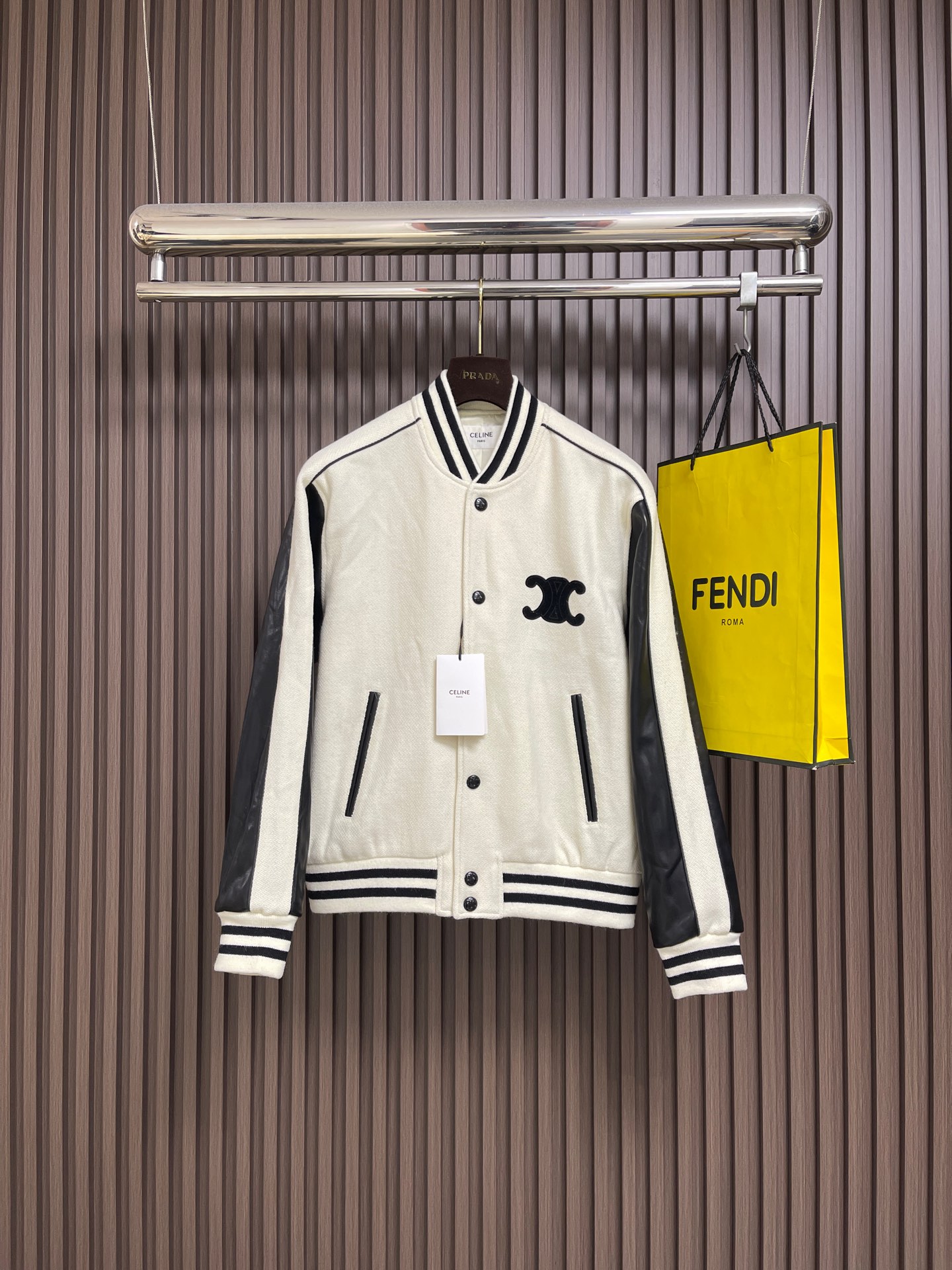 NO:627527,CELINE's new Arc de Triomphe baseball jacket, this baseball jersey feels soft and warm. The chest and back are designed with CELINE PARIS Arc de Triomphe craftsmanship, full of brand sense. Contrast leather sleeves + piping, 6 contrasting TRIOMPHE snap buttons, exquisite details, loose fit, double pocket design, can be easily controlled in both casual and sports styles, the upper body effect is great, the same style for men and women, highly recommended!  Size 46-52 Size 46 length 63 bust 108 sleeve length 78 size 48 length 65 bust 112 sleeve length 79 size 50 length 67 bust 116 sleeve length 80 size 52 length 69 bust 120 sleeve length 81,,celine,jackets & coats,alexander wang19860909CELINE 新款凯旋门棒球夹克,这款棒球服触感柔软保暖.前胸与背部 CELINE PARIS凯旋门工艺设计,品牌感满满.撞色皮革衣袖＋滚边,6枚撞色TRIOMPHE按扣,细节精致,宽松版型,双口袋设计,无论休闲还是运动风都能轻松驾驭,上身效果超赞,男女同款,强烈推荐！尺码46-52 46码衣长63胸围108袖长78 48码衣长65胸围112 袖长79 50码衣长67胸围116 袖长80 52码衣长69胸围120袖长81,,celine,jackets & coats,alexander wang,Men's clothing