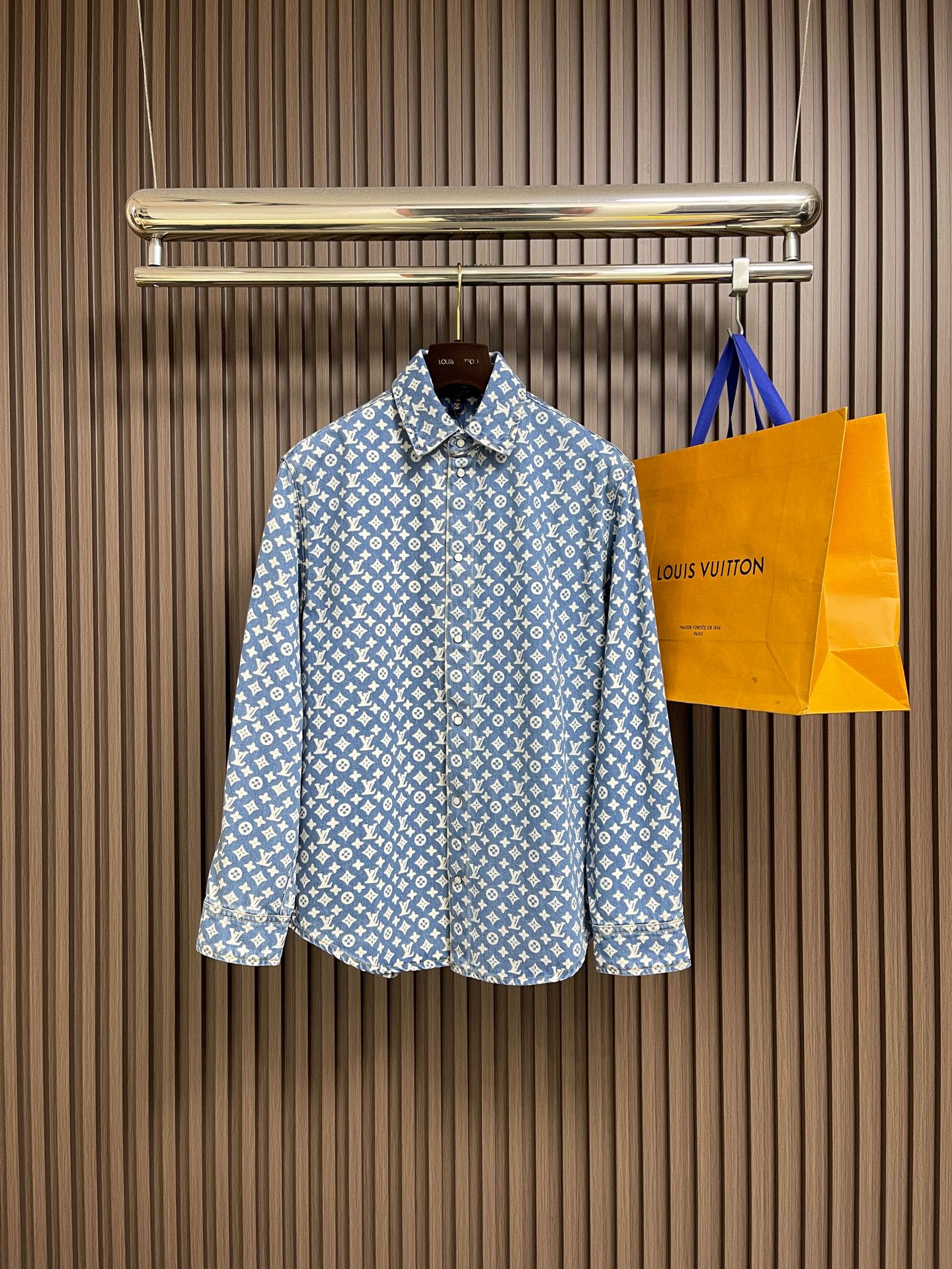 NO:624467,LV all-over printed denim jacket, customized blue shadow encrypted cotton classic pattern denim. It is as warm as cotton, comfortable and close to the skin. It has an elegant charm of indigo. It has a retro charm and a modern sense of fashion. It uses denim as the canvas and the iconic Monogram pattern is laid out on it. Every inch of warp and weft hides the glorious history and fashion heritage of Louis Vuitton. The tough lines of matching work clothes exude a sense of luxury from the inside out. No need to make a fuss. The aura is self-evident.  The stunning laser burning process in the fashion feast is an advanced process of using laser technology to carve patterns. Project the laser onto the material to create a gradient effect. Use a spray gun to spray the reagent solution to the designated position accurately according to the design requirements. Let the reagent react with the fabric to form a gradual gradient effect. Finally, it is boiled to solidify the color. The overall wiring is straight and delicate, the fabric is comfortable and soft, and the color is consistent without color difference. It can be matched with the same style to create a fashionable look to control various occasions. Customized accessories, complete three standards, the same style for men and women!  Tops 46-48-50-52, pants 28-30-32-34-36,,louis vuitton,louis vuitton,jackets & coats,alexander wang19860909LV 满印牛仔衣外套,定制蓝影加密纯棉经典纹牛仔料 温润如棉 舒适贴肤 靛蓝雅韵 带着复古的韵味与现代的时尚感 以丹宁为画布 标志性Monogram图案铺陈其上 每一寸经纬都藏着Louis Vuitton 的辉煌历史与时尚底蕴 搭配工装的硬朗线条 由内而外散发的高级感 不必喧哗 气场自显 时尚盛宴中的惊艳之作激光烧花工艺 利用激光技术进行花纹刻划的先进工艺 将激光投射到材料出渐变效果 使用喷枪将试剂溶液按照设计要求精确地喷到指定位置 让试剂与布料发生化学反应 形成循序渐进的渐变效果 最终再水煮加固色.整体走线平直细腻,面料舒适柔软,颜色一致无色差 能与同款搭配营造时尚造型驾驭各种场合,定制辅料,三标齐全,男女同款！ 上衣46-48-50-52 裤子28-30-32-34-36,,louis vuitton,louis vuitton,jackets & coats,alexander wang,Men's clothing