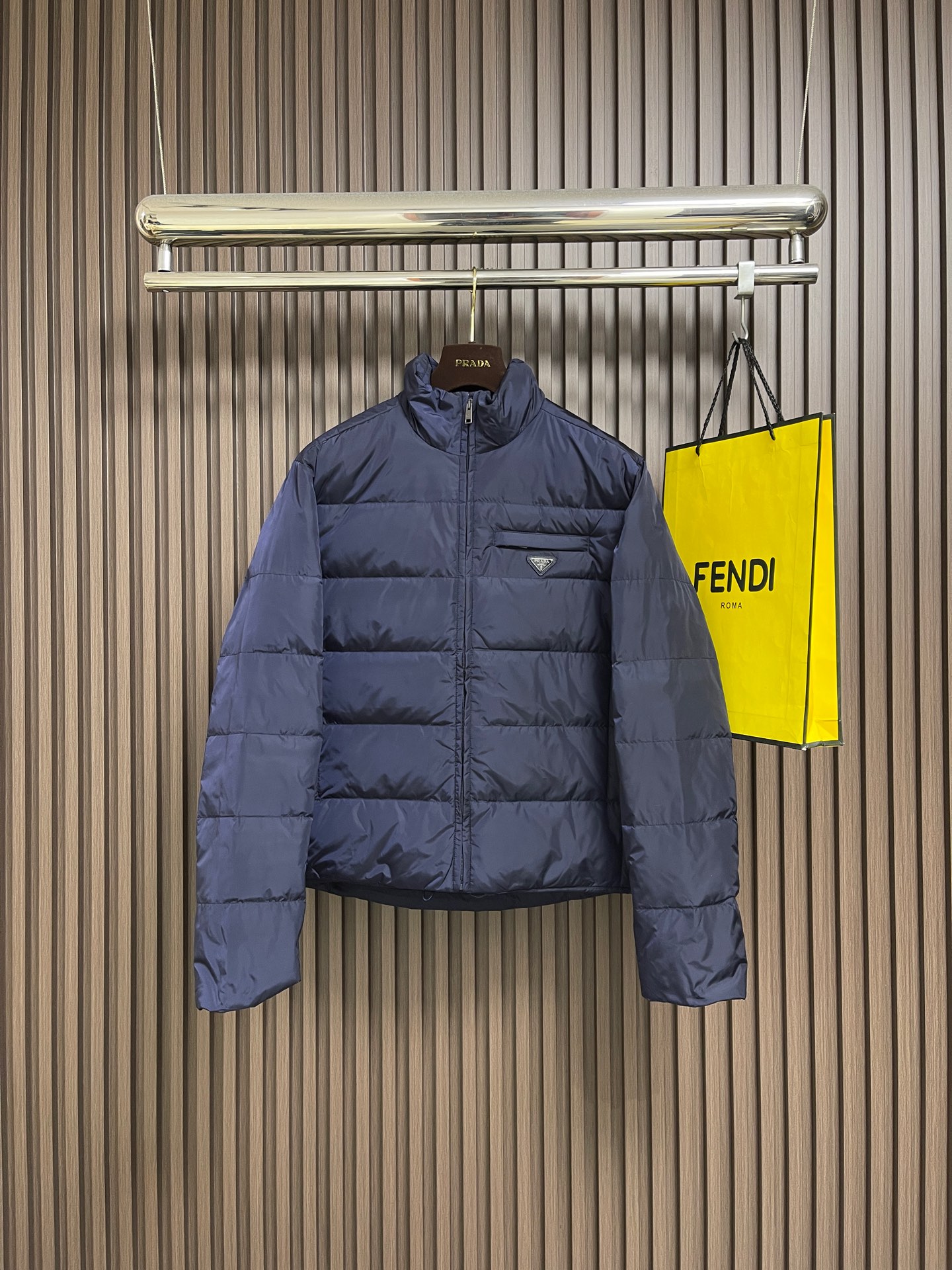 NO:624515,Prada Triangle Logo Pocket Down Jacket, custom-made ultra-dense round hole woven fabric (treated with water-repellent treatment) with a matte micro-texture, using the new national standard 90 white duck down, full of down content, and full of warmth. Surrounded by soft warmth, you are in a warm cloud. The classic black tone exudes an innate sense of luxury. The iconic enameled metal triangle logo is embellished on the chest. It is low-key and powerful. The stand-up collar is stiff and stylish, and it accurately fits the neck curve.  Use architectural lines to reconstruct the bloat of warm and neat down jackets. Enjoy warmth and comfort. Become the most considerate companion in winter. Mechanical down filling. Give priority to making inner liner paper patterns to determine the down filling area according to the original three-dimensional effect. Determine the down weight per square meter to calculate the filling amount of each cut piece. The computer down filling machine uses a digital weighing sheet to achieve stable measurement, and uses an imported special machine infrared to position the 'Prada triangle mark' for more accurate positioning. A firm and strong template machine opens the zipper bag.  The lines are smooth and tidy, the lines are evenly routed, and the template machine runs the lines. The line processing of the computer template machine shows extremely high neatness and smoothness. The craftsman accurately controls the size during the operation to ensure that each line meets the design requirements. The lines of the entire template are smooth and unified, clean and beautiful. The overall lines are straight and delicate, the fabric is comfortable and soft, and the color is consistent without color difference. It can be matched with the same style to create a fashionable look and control various occasions. Customized accessories, complete three standards, the same style for men and women!  Size 46-52 S-XL,,prada,jackets & coats,jackets & coats,down jacket,alexander wang19860909Prada 三角标口袋羽绒服夹克外套,定制超密圆孔梭织料（经防泼水处理）呈现哑光微肌理使用新国标90白鸭绒 冲绒量十足 保暖十足 置身于一个温暖的云朵之中 被轻柔的温暖所包围 经典黑色调散发与生俱来的高级感 那枚标志性涂珐琅金属三角徽标点缀于胸前 低调且有力 立领挺括有型 精准贴合颈部曲线 用建筑感线条重构保暖与利落羽绒服的臃肿 尽享温暖与惬意 成为冬日最贴心的伴侣机械充绒 优先通过制作内胆纸样 以确定充绒区域按照原版立体效果来确定每平方米羽绒的克重 从而计算出每个裁片的充绒量 电脑充绒机采用数字式称重单实现稳定计量,采用进口专机红外线定位'Prada三角标'位置更为精准 牢固结实模板机开拉链袋 线路平整整洁 走线均匀,模板机行线 电脑模板机的行线工艺呈现出极高的工整度和平顺性 工艺师在操作过程中对尺寸的精确控制 确保每一条行线都符合设计要求 整个模板的线条流畅而统一 整洁美观.整体走线平直细腻,面料舒适柔软,颜色一致无色差 能与同款搭配营造时尚造型,驾驭各种场合,定制辅料,三标齐全,男女同款！尺码46-52 S-XL,,prada,jackets & coats,jackets & coats,down jacket,alexander wang,Men's clothing