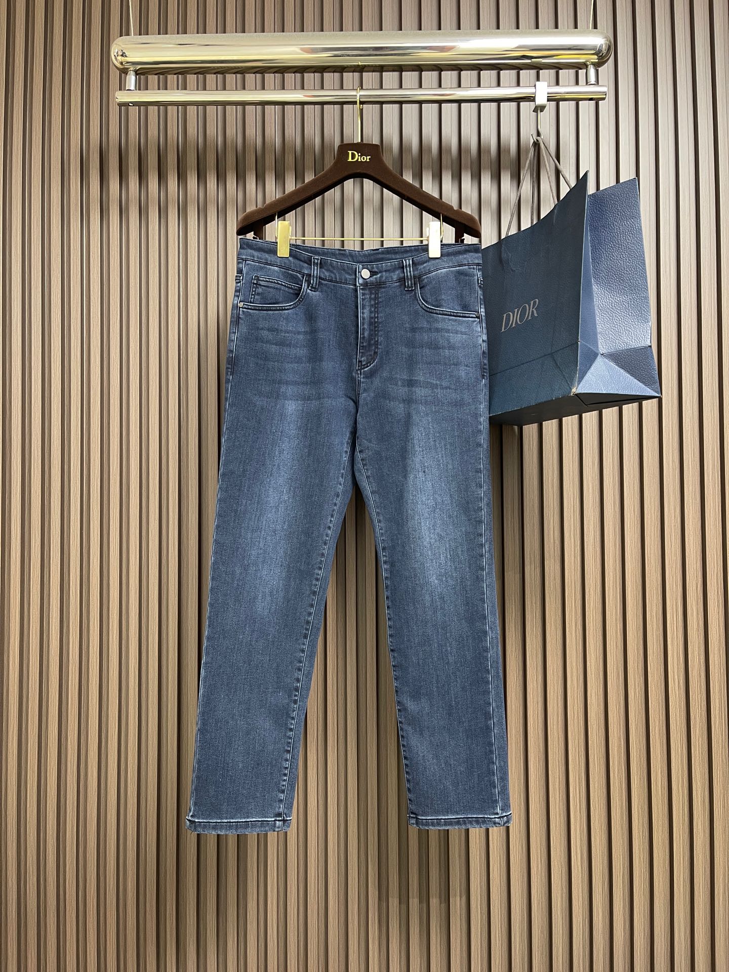 NO:645024,Ermenegildo Zegna 2026SS new arrival in early spring, fashionable graphite washed blue thin velvet straight jeans, imported original washed elastic fabric, the upper body is comfortable, breathable and elastic, decorated with original hardware accessories, extremely high grade, super correct version, simple and easy to match, complete with three standards, all products are in order, and the upper body is very handsome. Size 31-32-33-34-35-36,,jeans,alexander wang19860909Ermenegildo Zegna 2026SS早春新品,时尚石墨水洗蓝薄绒直筒牛仔裤,进口原版水洗弹力面料,上身舒适透气有弹力,原版五金辅料装饰,档次极高,版型超正,简约易搭配,三标齐全,全品相订单款,上身帅气十足.尺码31-32-33-34-35-36,,jeans,alexander wang,Men's clothing