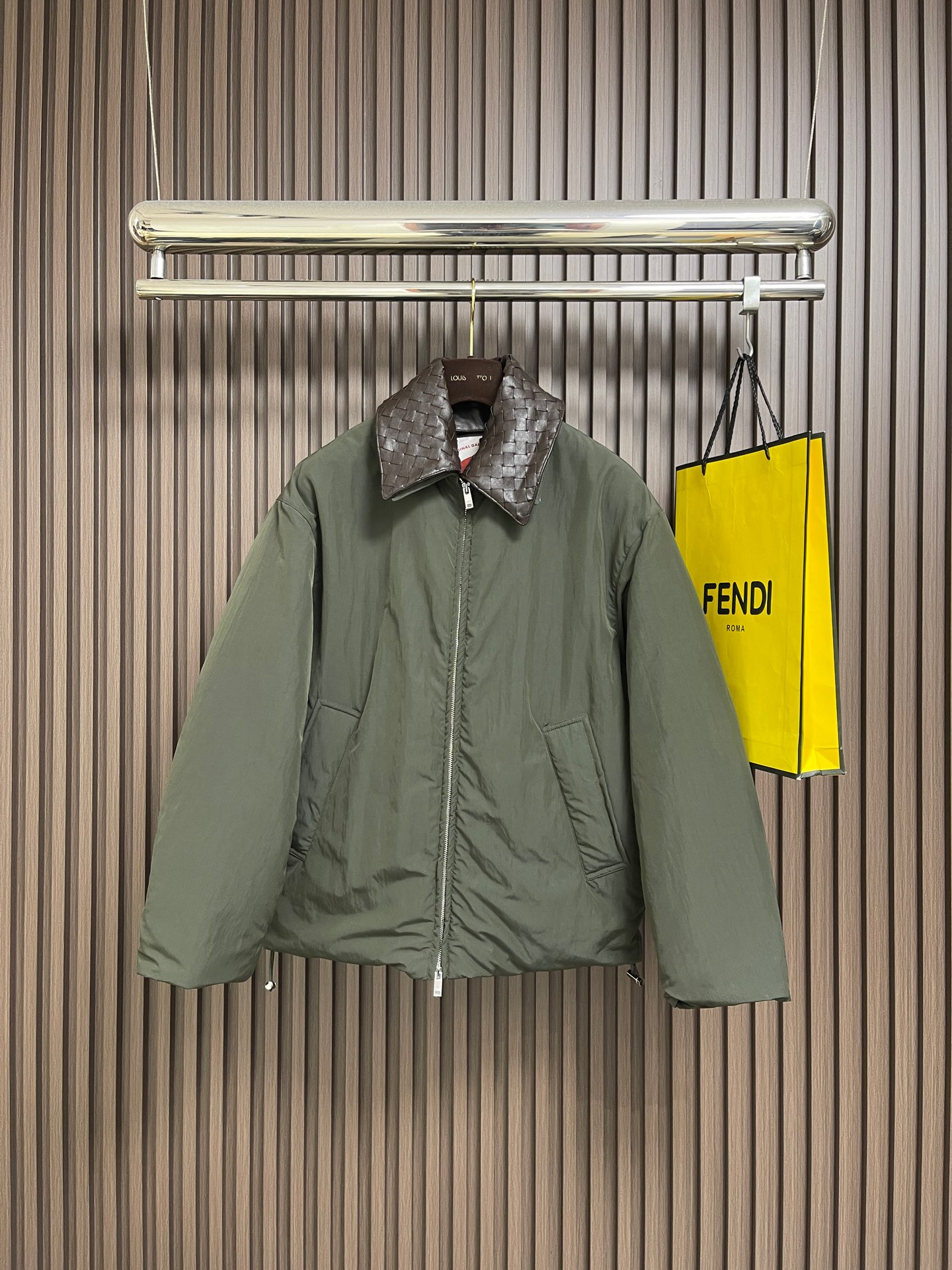 NO:627595,BV BOTTAGE VENETA  Detachable woven leather collar technical nylon fabric down jacket. The core material layer is made of high-performance nylon technical nylon. The yarn is specially twisted and high-density woven to form a dense windproof barrier. The surface is covered with a microporous protective coating to achieve long-lasting water-repellent and anti-pollution functions. The tear strength of the lightweight fabric reaches high standards in the industry, but it maintains a silky smooth touch, perfectly balancing the physical needs of outdoor protection and urban wear. The inner filling is selected to be high-loft.  High-quality down, the filling compartment is accurately segmented through three-dimensional vertical lining quilting technology, which not only eliminates the cold bridge effect, but also ensures the even distribution of down, establishing a scientific balance between extreme warmth and lightness. The detachable woven leather collar, the leather is cut into equal-width leather strips; hand-knitted with the brand's inherited warp and weft interweaving method, forming a flexible three-dimensional grid structure. The edges of the leather strips are folded inward and core-wrapped. All mechanical structures are removable to maintain smooth collar lines.  The two-way zipper system runs through the front placket and side pockets, opening and closing smoothly and blocking cold wind from infiltrating; the technical nylon lining is treated with anti-static treatment to avoid wearing problems in winter; the three-dimensional tailoring of the armpits and armholes leaves room for movement, and combined with the slim silhouette of the waist, it realizes an unbounded transition from professional outdoor to business scenes.  Overall, through the in-depth collaboration of technological fabric matrix, handmade leather art modules, intelligent wearing structure and ergonomic tailoring, it has successfully upgraded from a functional single product to a wearing system that can be switched according to the scene. It not only continues the Italian craftsmanship, but also creates a new paradigm of luxury performance. Size 44-46-48-50,,bottega veneta,bottega veneta,jackets & coats,jackets & coats,down jacket,alexander wang19860909BV BOTTAGE VENETA 可拆卸编织皮领科技尼龙面料羽绒夹克外套,核心材质层面主体采用高性能锦纶科技尼龙,其纱线经特殊捻绕与高密度织造,形成致密防风屏障,表面覆以微孔防护涂层,实现持久防泼水与抗污染功能.轻量化面料的撕裂强度达到行业高标,却保持丝绸般柔滑触感,完美平衡户外防护与都市穿着的体感需求.内填精选高蓬松度羽绒,通过立体立衬绗缝工艺将填充仓精准分割,既杜绝冷桥效应,又确保绒朵均匀分布,在极限保暖与轻盈体感间建立科学平衡.可拆卸编织皮革衣领,皮革切割为等宽皮条；以品牌传承的经纬交织法手工编结,形成富有弹性的立体网格结构.皮条边缘采用内折包芯工艺.可拆卸隐藏所有机械结构,维持领部线条流畅. 双向拉链系统贯穿前襟与侧袋,开合顺滑且隔绝冷风渗入；科技尼龙衬里采用抗静电处理,避免冬季穿着困扰；腋下与袖笼的立体剪裁预留运动余量,配合腰部微收的修身轮廓,实现从专业户外到商务场景的无界转换. 整体而言通过科技面料矩阵、手工皮艺模块、智能穿戴结构与人体工学剪裁的深度协同,成功将从功能单品升格为可随场景切换的穿戴系统,既延续了的意式工艺血脉,更开创了奢华性能主义的全新范式.尺码44-46-48-50,,bottega veneta,bottega veneta,jackets & coats,jackets & coats,down jacket,alexander wang,Men's clothing