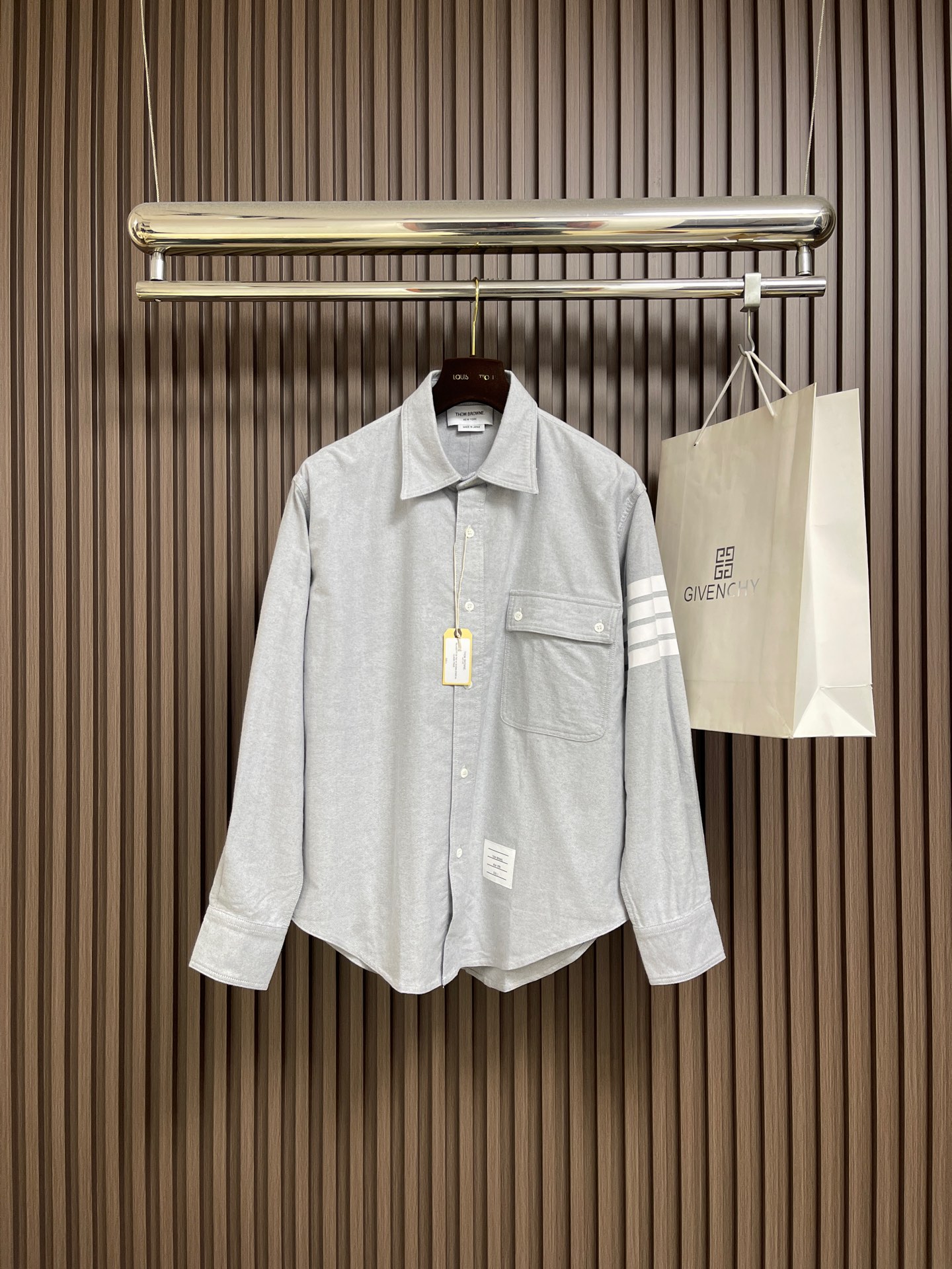 NO:644133,TB Thom Browne four-stripe long-sleeved shirt, men's four-stripe peak collar shirt, white four-stripe design on the left sleeve, button front peak collar, single chest pocket, branded washed logo button cuffs between pleats, back yoke hanging earrings, back collar grosgrain logo. Sizes 1-2-3-4,, shirts, alexander wang19860909TB Thom Browne 袖臂四条杠长袖衬衫,男士四条纹尖领衬衫,左袖白色四条纹设计,纽扣前襟尖领单个胸袋,附品牌水洗标褶间纽扣袖口,后育克饰挂耳 后领罗缎标饰.尺码1-2-3-4,,shirts,alexander wang,Men's clothing