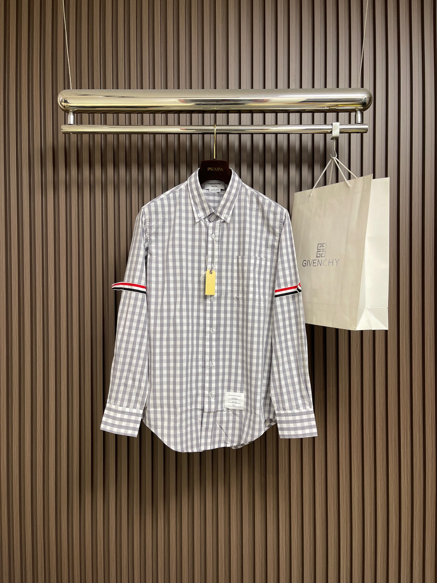 NO:645034,THOM BROWNE TB classic double-sleeved webbing-dyed plaid long-sleeved shirt. The fabric is made of high-definition yarn-dyed custom-made Xinjiang long-staple cotton. Exquisite workmanship. Neat stitching. Fine stitching. Loose and casual style. Can be worn outside or inside. Light luxury style. New Made in Italy version. Buttons are made of classic white shell high-quality material. High-end atmosphere. Sizes 1-2-3-4, shirts, alexander wang19860909THOM BROWNE TB 经典双袖织带色织格纹长袖衬衫 面料采用高定色织定制新疆长绒棉 做工精致 走线整齐 针距细密 版型宽松休闲 可外搭可内搭 轻奢风格 全新意大利制造产地版本 扣子采用经典白贝优质材质 高端大气.尺码1-2-3-4,,shirts,alexander wang,Men's clothing