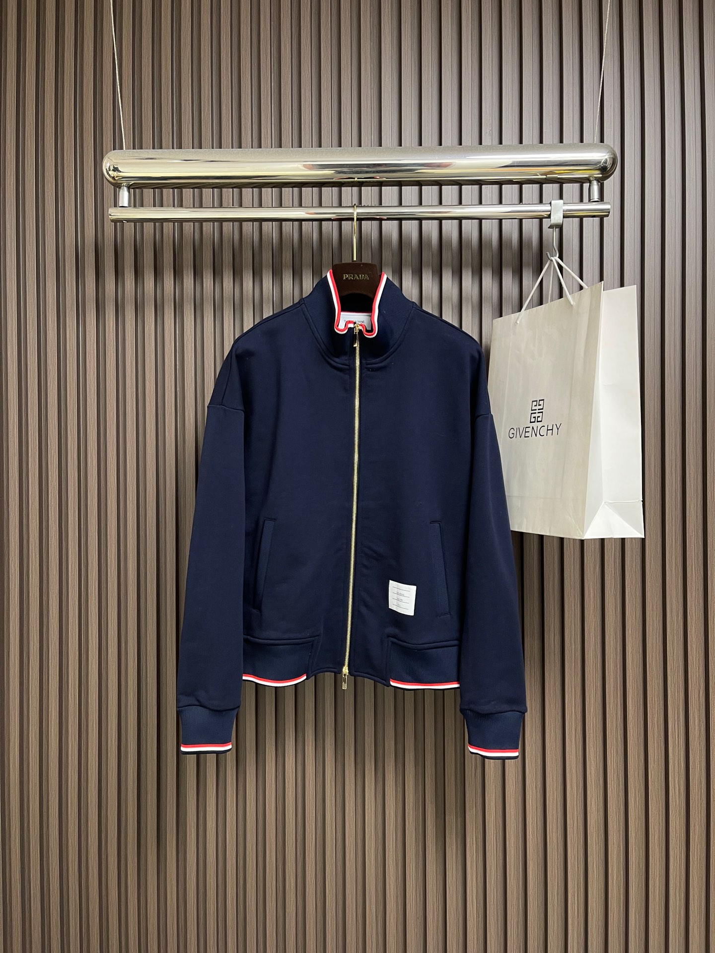 NO:627582,ThomBrowne TB yarn-dyed jacket, low-key yet fashionable, a must-have item for early spring!  !  With yb hardware zipper buttons, ribbed knitted cuffs, hem neckline, sizes 1-2-3-4,,thom browne,jackets & coats,jackets & coats,alexander wang19860909ThomBrowne汤姆布朗 TB 色织夹克外套,低调又不失时尚, 初春必入单品！！搭配yb五金拉链纽扣 螺纹针织袖口下摆领口 尺码1-2-3-4,,thom browne,jackets & coats,jackets & coats,alexander wang,Men's clothing