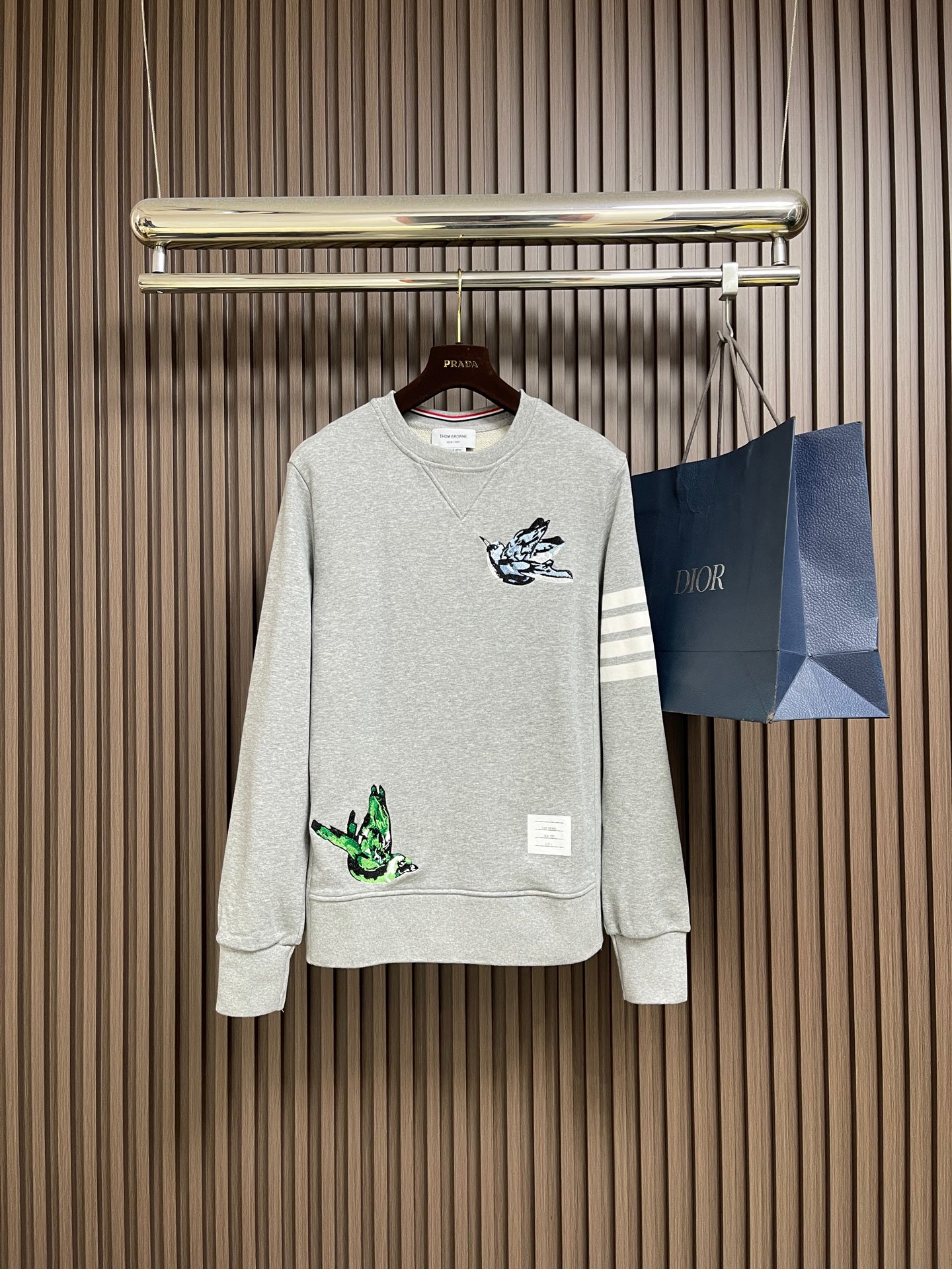 NO:644164,ThomBrowne TB embroidered bird round-neck sweatshirt, the yarn-dyed four-bar is classic, the color scheme of the two embroidered birds is very eye-catching, hiding the 'sophistication in the looseness'  420g high gram weight pure cotton terry fabric, neat terry lining, smooth and soft, not hard after washing; pre-shrunk processing; ultra-fine embroidered bird pattern, different from market patches and sparse embroidery, three-dimensional and shiny, full of graphics, the red, white and blue webbing on the collar is a careful design, paired with the iconic lower slit webbing and real deep sea shell buttons  Overall, it looks good without having to worry about it. It’s the right choice for your first sweatshirt in autumn. Sizes are 1-2-3-4, thom browne, hoodie, sweatshirts, alexander wang19860909ThomBrowne汤姆布朗 TB刺绣小鸟圆领卫衣,色织四杠是经典,两只刺绣小鸟的配色很亮眼,把'精致感藏在松弛里' 420g高克重纯棉毛圈面料,内里毛圈整齐,细滑柔软,洗涤后不发硬；预缩水处理；超精致刺绣小鸟图案,区别市场贴布和稀疏绣花,立体且光泽细腻,图形饱满,领口的红白蓝织带是小心机,搭配标志性下开衩织带 真深海贝壳纽扣 整体是不用费心就能穿好看的调调,秋天的第一件卫衣选它准没错.尺码1-2-3-4,,thom browne,hoodie,sweatshirts,alexander wang,Men's clothing