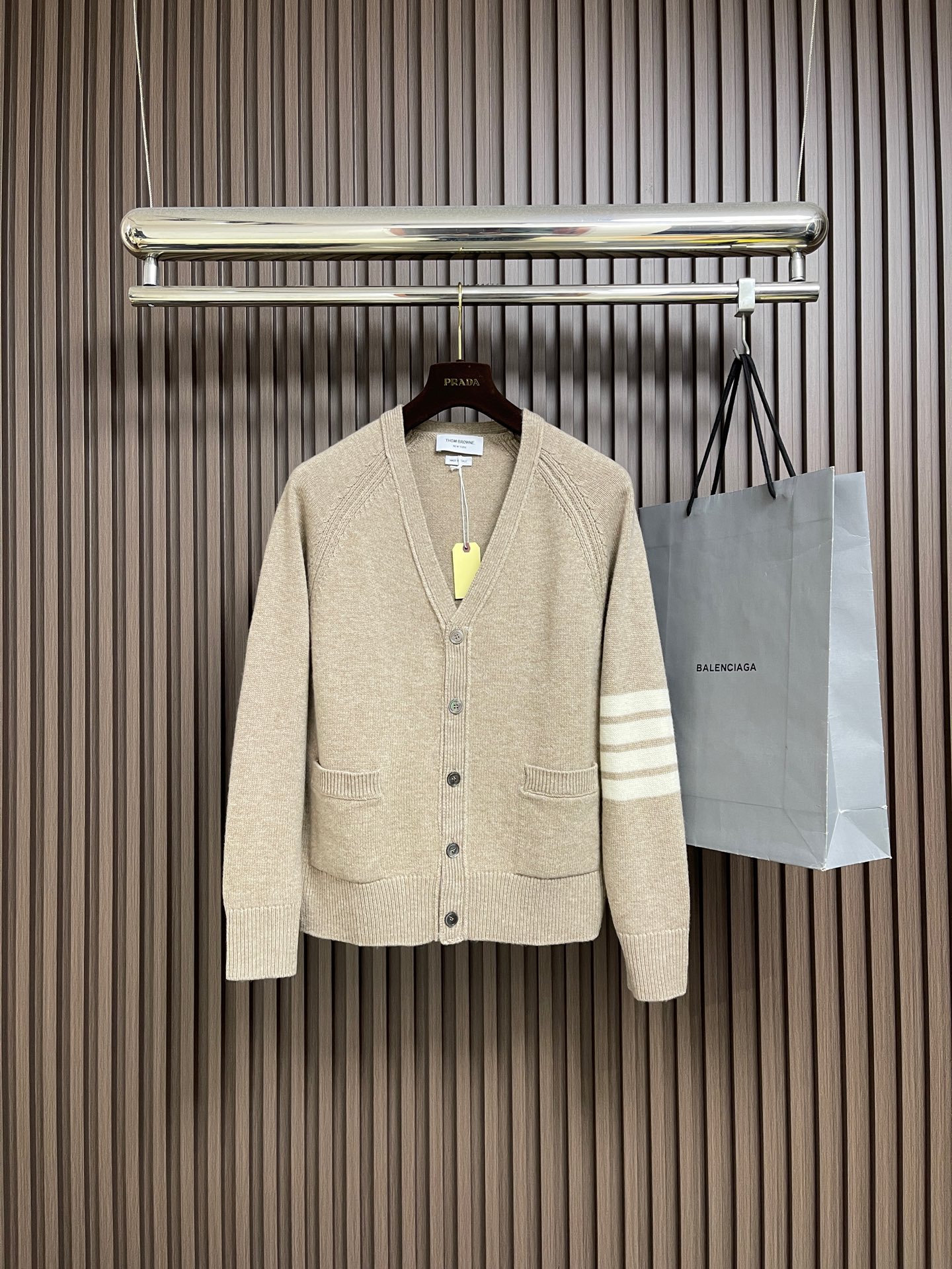 NO:627542,Thom Browne TB 2025Fw  Khaki four-bar knitted cardigan sweater is carefully made of 100% Australian merino wool. Compared with ordinary wool, Australian wool has better drape and movement, excellent ductility, and can maintain the original shape of the clothing for a long time. The fabric has been treated with worsted spinning process  , repeated combing removes split ends and stray hairs in the wool, making the finished product particularly delicate and soft. The weave is fine and tight, and the threads are neatly routed. You can feel the difference between it and the ordinary one when you hold it. The 14-needle STOLL flat knitting process makes the fabric extremely resilient.  , not easily deformed when worn for a long time, using deep-sea shell buttons, each hand-sewn, ribbed hem and cuff design, which consumes 30% more work hours than flat knitting, but can perfectly avoid embarrassing curling, and the slim H version is specially designed for Asian body shapes, so it can be effective  The remaining amount is not loose, and the upper body curve is gentle. It is recommended to hand wash or machine wash on a gentle cycle. Please use a separate laundry bag for machine washing on a gentle cycle. Do not dry or wash in hot water. Do not soak or expose to the sun for a long time. Correct washing methods can extend the service life.  Size 1-2-3-4,,sweaters,alexander wang19860909Thom Browne TB 2025Fw 卡其四杠针织开衫毛衣,采用百分百澳洲美利奴羊毛精心打造,与普通羊毛相比,澳毛具有更好的垂坠感和动感,延展性极佳,能长久保持衣物原有形态,面料经过精纺工艺处理,反复梳理去除羊毛中的分叉和杂毛,使成品特别细腻柔软,织法细密紧实,走线整齐,拿到手就能感受到它与普通的感差异,14针STOLL横机织造工艺让织物回弹性极佳,久穿不易变形,采用深海贝壳扣,每颗手工缝制,罗纹下摆和袖口设计,比平针织法多耗30％工时,但能完美避免卷边尴尬,版型专为亚洲人身形设计的修身H版型,做到有余量又不松垮,柔和上身曲线,洗涤建议手洗或者轻柔机洗,机洗请单独单件套洗衣袋轻柔机洗,不能烘干和热水洗涤,不能长时间浸泡暴晒,正确的洗涤方式可使使用寿命延长 尺码1-2-3-4,,sweaters,alexander wang,Men's clothing