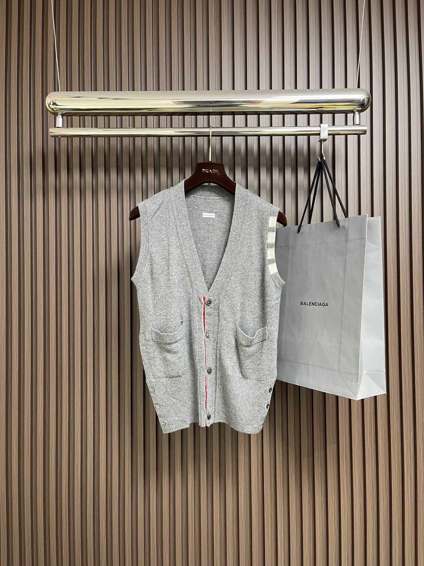 NO:645037,ThomBrowne TB basic four-bar V-neck cardigan vest, made of fine New Australian wool and has the same texture as the original. It uses deep-sea shell buckles, STOLL flat knitting machine 14-needle machine knitted panels, closure plates, parking space webbing alignment, the upper body texture is super soft, delicate and waxy, and it can be worn inside or outside. Sizes 0-1-2-3-4,,thom browne, alexander wang19860909ThomBrowne汤姆布朗 TB 基础四杠V领开衫背心,细支新澳毛羊毛材质手感质感与原版一致,采用深海贝壳扣,STOLL横机14针机器织片,封盘,车位织带对位对格,上身质感超强柔软细腻软糯,内搭外穿都OK.尺码0-1-2-3-4,,thom browne,alexander wang,Men's clothing