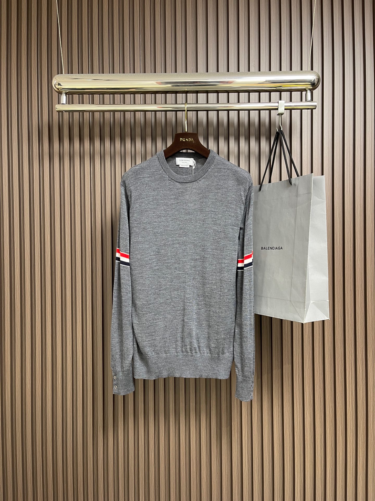 NO:624508,TB ThomBrowne 2025ss new wool knitted sweater for autumn and winter, imported wool blended fabric, high-density knitting, fashionable and versatile sweater, very handsome. Classic jacquard logo on the sleeves and arms, more durable and less deformable, easy to hold in various styles, classic fashion model that is sought after every year. Size 1-2-3-4,,thom browne,sweaters,alexander wang19860909TB ThomBrowne汤姆布朗 2025ss秋冬新款羊毛针织毛衣,进口羊毛混纺面料,高密度针织,时尚百搭毛衣,帅气十足.经典袖臂提花标志 更耐穿更加不易变形,版型,各种风格都能轻松Hold住,年年被追捧的经典时尚款 尺码1-2-3-4,,thom browne,sweaters,alexander wang,Men's clothing