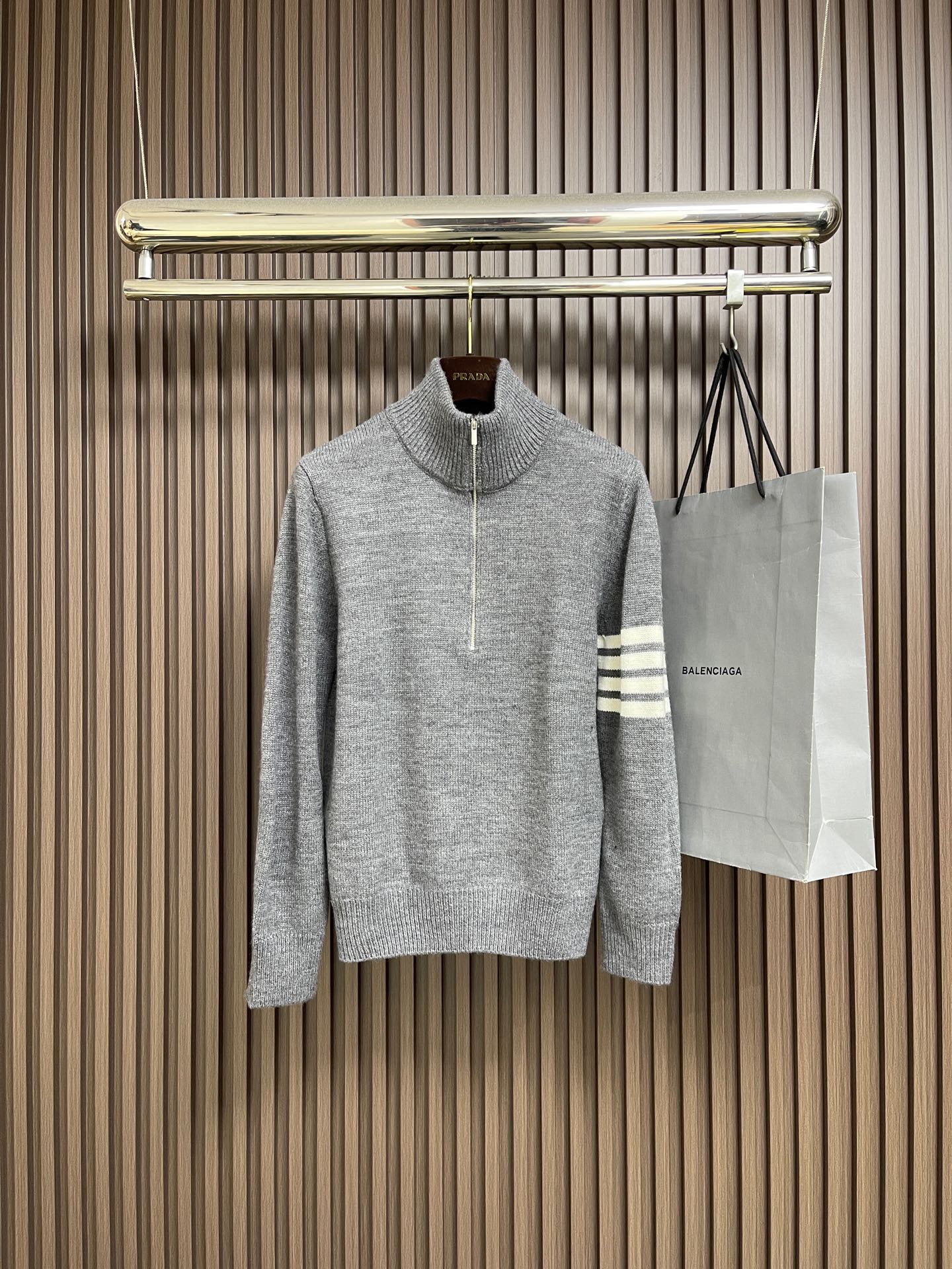 NO:624509,TB ThomBrowne Thom Browne  Four-bar half-zip knitted sweater. The fabric is made of 42 counts of high-quality 50% wool yarn and is precision woven on a German Stoll 14-needle special machine. It has a delicate feel, finer yarns, and dense stitches, which can achieve excellent warmth retention. The half-high collar zipper design cleverly combines function and aesthetics, allowing you to freely change the style according to the occasion and mood. Pull it down to change the lapel, neat and stylish, suitable for office commuting; pull it up to a high collar, warm neck protection, and not afraid of the cold.  Wind, the three-color webbing at the back collar and the cuff slits are matched with two retro buttons, which not only adds a sense of design but is practical, the quality is as good as ever. It is recommended to hand wash or machine wash on a gentle cycle. For machine washing, please use a separate laundry bag and machine wash on a gentle cycle. Do not dry or wash in hot water. Do not soak in the sun for a long time. Lay flat to dry. Do not hang directly to dry. Correct washing method can extend the service life of the clothes. Size 1-2-3-4,,thom  browne,sweaters,alexander wang19860909TB ThomBrowne汤姆布朗 四杠半拉链针织毛衣,面料采用42支高品质50％羊毛纱用德国斯托尔14针专机进行精密织造,手感细腻,更细的纱线,密的针脚,可以实现卓越的保暖性,半高领拉链设计巧妙融合功能与美学,让你根据场合和心情自由变换造型拉下变翻领,利落有型,适合办公通勤；拉上变高领,温暖护颈,无惧寒风,后领处的三色织带和袖口开叉搭配两粒复古纽扣,既增添设计感又实用,品质一如既往,洗涤建议手洗或者轻柔机洗,机洗请单独单件套洗衣袋轻柔机洗,不能烘干和热水洗涤,不能长时间浸泡暴晒,平铺晾干,不能直接挂晾,正确的洗涤方式可使衣服使用寿命延长.尺码1-2-3-4,,thom browne,sweaters,alexander wang,Men's clothing