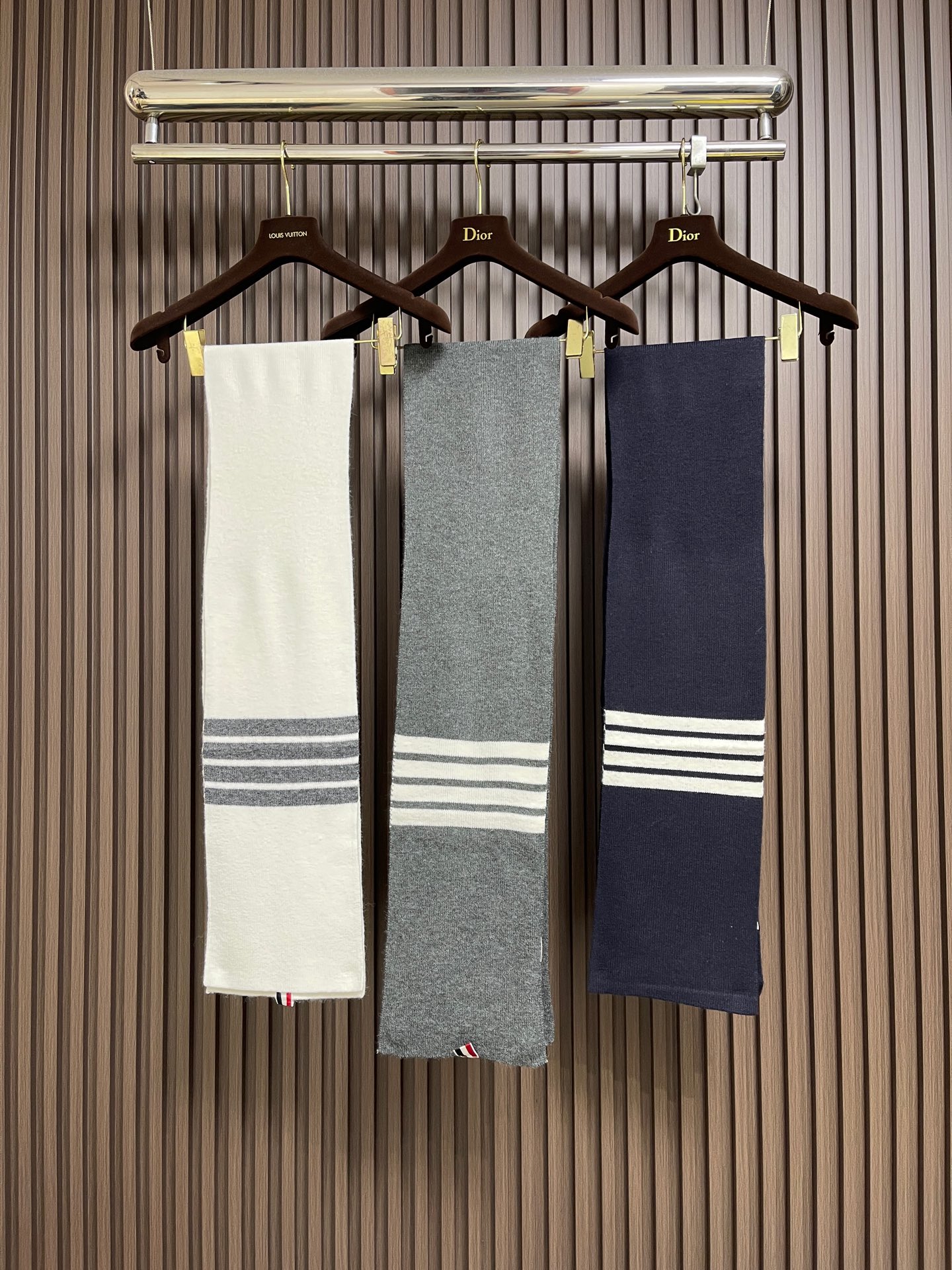 NO:646880,ThomBrowne TB brand logo four-stripe pure cashmere knitted scarf. In a season like this, it is essential to have a classic and versatile scarf!  The soft texture is close to the skin and feels comfortable. It is comfortable and has a stiff visual effect. It is definitely a stunning styling item!  ,,thom browne,alexander wang19860909ThomBrowne汤姆布朗 TB品牌标识四条杠纯羊绒针织围巾,在这样的季节里拥有一条经典百搭的围巾必不可少！柔软质地亲肤感舒适 在舒适的同时 也有硬挺的视觉效果绝对是造型搭配爆表单品！,,thom browne,alexander wang,Men's clothing