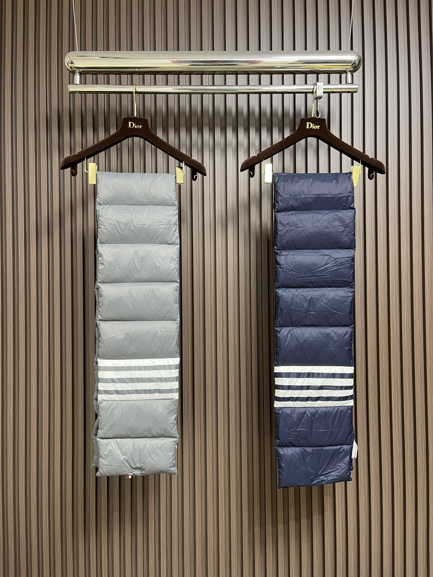 NO:646875,ThomBrowne TB brand logo four-stripe white goose down scarf. In a season like this, owning a classic and versatile scarf is essential!  The soft texture is close to the skin and feels comfortable. It is comfortable and has a stiff visual effect. It is definitely a stunning styling item!  ,,thom browne,down jacket,alexander wang19860909ThomBrowne汤姆布朗 TB品牌标识四条杠白鹅绒羽绒围巾,在这样的季节里拥有一条经典百搭的围巾必不可少！柔软质地亲肤感舒适 在舒适的同时 也有硬挺的视觉效果绝对是造型搭配爆表单品！,,thom browne,down jacket,alexander wang,Men's clothing