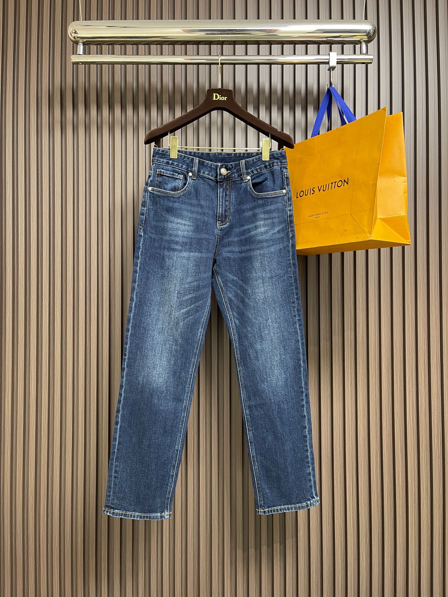 NO:627599,LP washed straight-leg jeans, neat cuts visible to the naked eye, straight-leg slim fit!  Custom-woven and dyed denim denim fabric, the waistband is a classic leather label!  The inner lining has belt loop details, dense and neat wiring, customized hardware with logo engraving, classic fly zipper, five-pocket basic model, and the upper body is not flattering. Sizes 29-36 No 35, loro piana, jeans, alexander wang19860909LP 水洗直筒牛仔裤 肉眼可见的利落裁剪,直筒修身款裤型！定织定染牛仔丹宁布面,裤腰是经典的皮标！内衬有腰带袢细节,密实齐整走线,客供定制五金并有logo雕刻,经典门襟拉链,五口袋的基础款,上身不挑人.尺码29-36 无35,,loro piana,jeans,alexander wang,Men's clothing