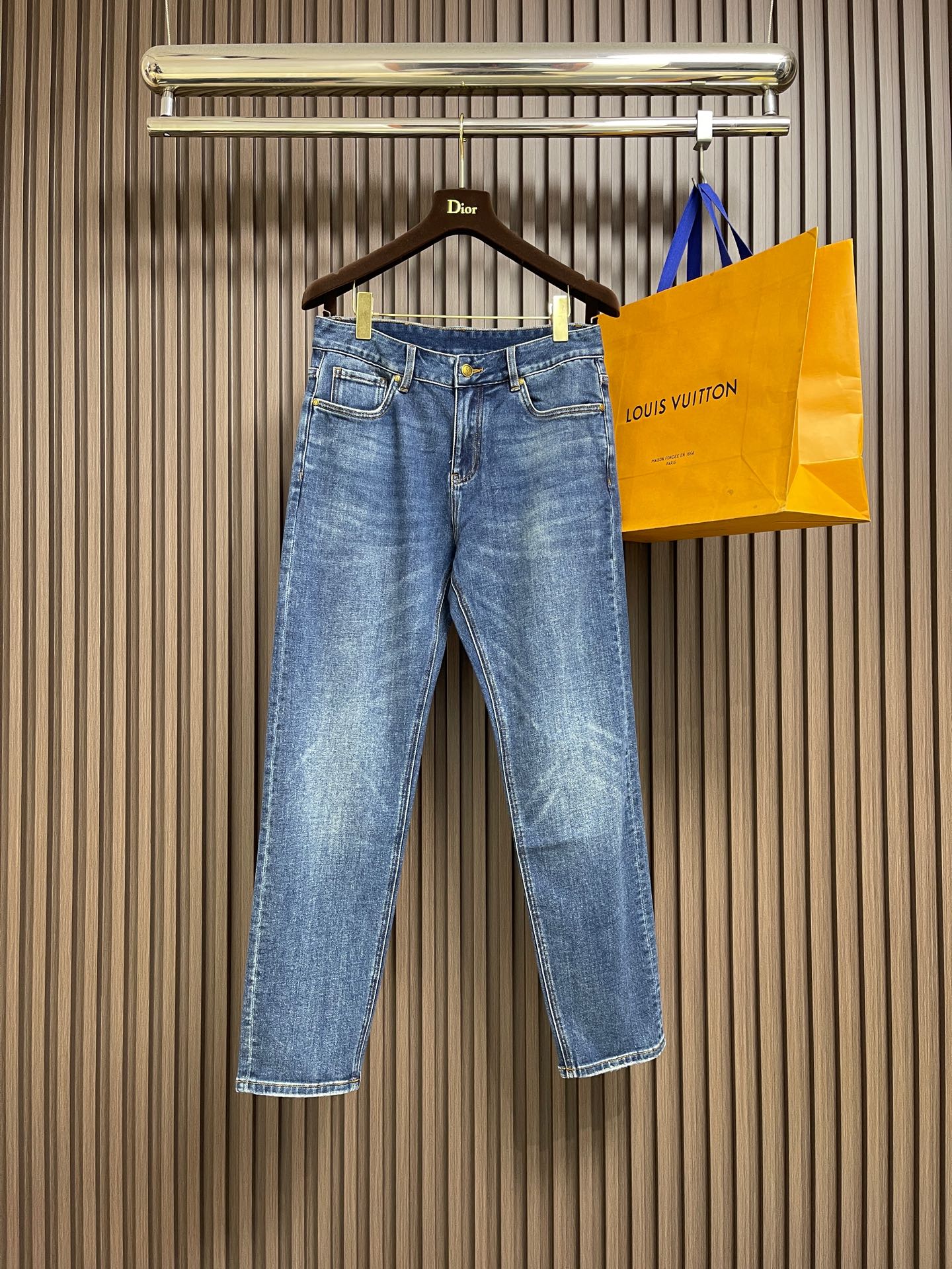 NO:624479,YSL new jeans, high-end denim fabric, beautiful color, slim fit, micro-elastic fabric, versatile, long-lasting washing, no deformation, no discoloration, excellent upper body effect. Generous and elegant tailoring, constantly innovative design, but always maintains noble and elegant style and taste, interpretation of fashion charm, small straight version, fashionable goods. Sizes 29-36, no 35, saint laurent, jeans, alexander wang19860909YSL 新款牛仔裤 高端牛仔面料 色泽靓丽,修身版型 微弹力面料 随意百搭 久洗不变形 不变色 上身效果极佳.大方优雅的剪裁,设计不断创新却始终保持着高贵优雅的风格和品位 演绎时尚魅惑 版型小直筒 时尚佳品.尺码29-36 无35,,saint laurent,jeans,alexander wang,Men's clothing