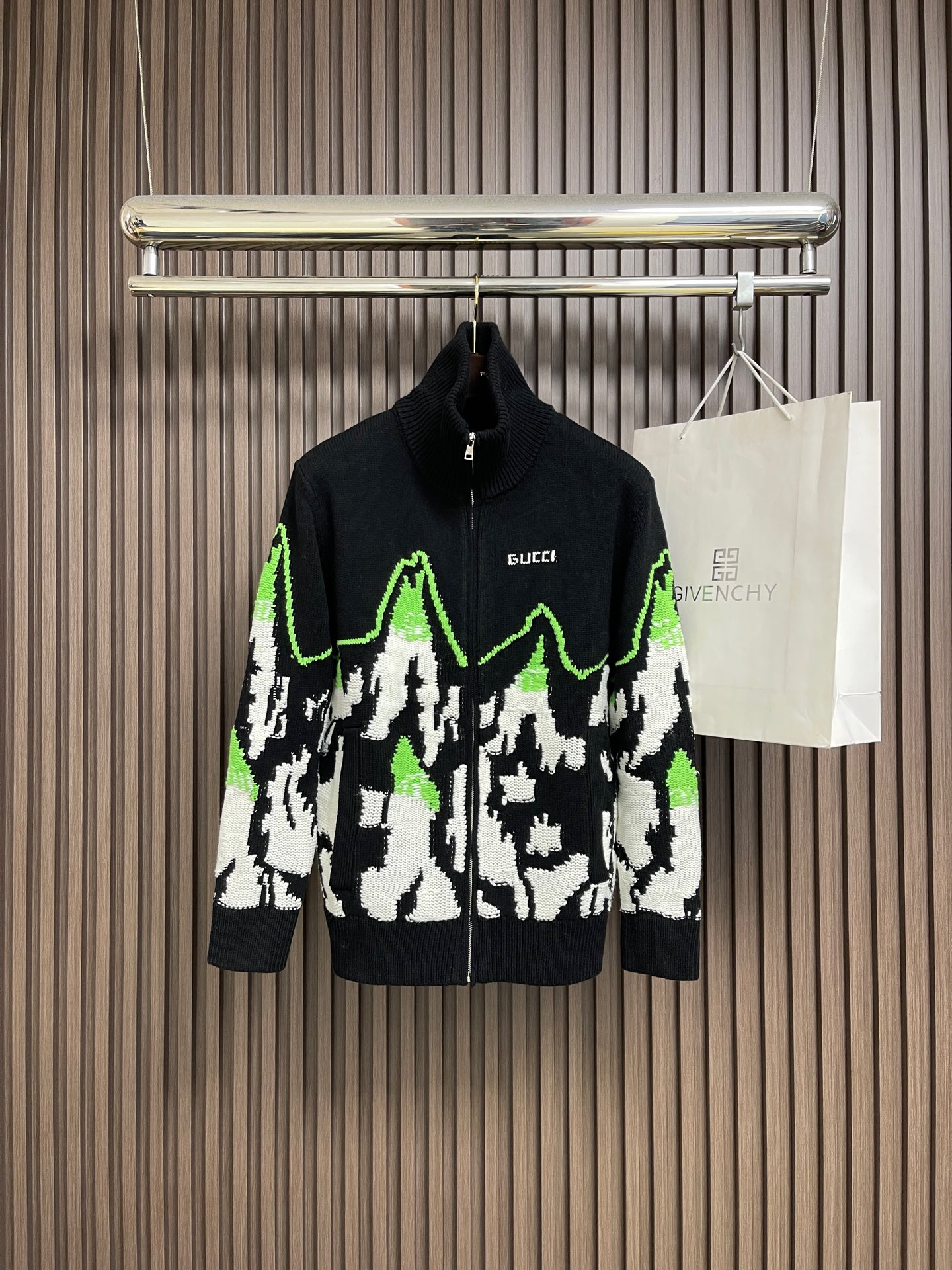 NO:627566,Gucci ski embellished mountain view intarsia wool knitted jacket. This Gucci snow mountain knitted cardigan uses 7-needle high-density jacquard technology and is formed by imported smart wool looms. The main body is made of custom-dyed fine cotton blended yarn, which is processed  Twisted and spliced yarn processing, it has both crisp texture and soft waxy skin-friendly properties; the yarn has been treated with the Basulan process in advance, which has a high degree of color restoration and is not easy to fade. The 'snow mountain' pattern on the body adopts a double-layer intarsia process, and is realized in black through a German heavy-duty jacquard machine.  The three colors of , white and fluorescent green are precisely intertwined, with clear outlines and distinct textures. The placket is equipped with a customized metal zipper, and the bottom of the zipper is reinforced with 14-needle four-flat knitting; the collar, cuffs and hem are ribbed with the same material and are elastic  It is durable and not easily deformed. The finished product needs to be tightened by manual sewing, hand-picked details, and then washed and shaped with customized lotion to finally achieve the dual restoration of shape and texture. The overall wiring is straight and delicate, the fabric is comfortable and soft, and the color is consistent without color difference.  It can be matched with the same style to create a fashionable look, and can be used in various occasions. Customized accessories, complete with three standards, same style for men and women!  Size S-XL,,gucci,jackets & coats,jackets & coats,alexander wang19860909Gucci滑雪饰山景嵌花羊毛针织夹克外套,这件Gucci雪山针织开衫采用7针高密度提花工艺,以进口智能毛织机织片成型.主体选用定染精棉混纺纱线,经加捻、拼纱处理,兼具挺括质感与软糯亲肤性；纱线提前经巴素兰工艺处理,色调还原度高且不易褪色.衣身'雪山'图案采用双层嵌花工艺,通过德国重工提花机实现黑、白、荧光绿三色精准交织,图案轮廓清晰且肌理层次分明.门襟配置定制金属拉链,拉链托底贴以14针四平针织加固；领口、袖口及下摆采用同材质罗纹收边,弹性持久不易变形.成品需经人工缝盘收针、手工挑撞细节,再通过定制洗剂洗水定型,最终达到版型与质感的双重还原.整体走线平直细腻,面料舒适柔软,颜色一致无色差 能与同款搭配营造时尚造型,驾驭各种场合,定制辅料,三标齐全,男女同款！尺码S-XL,,gucci,jackets & coats,jackets & coats,alexander wang,Men's clothing