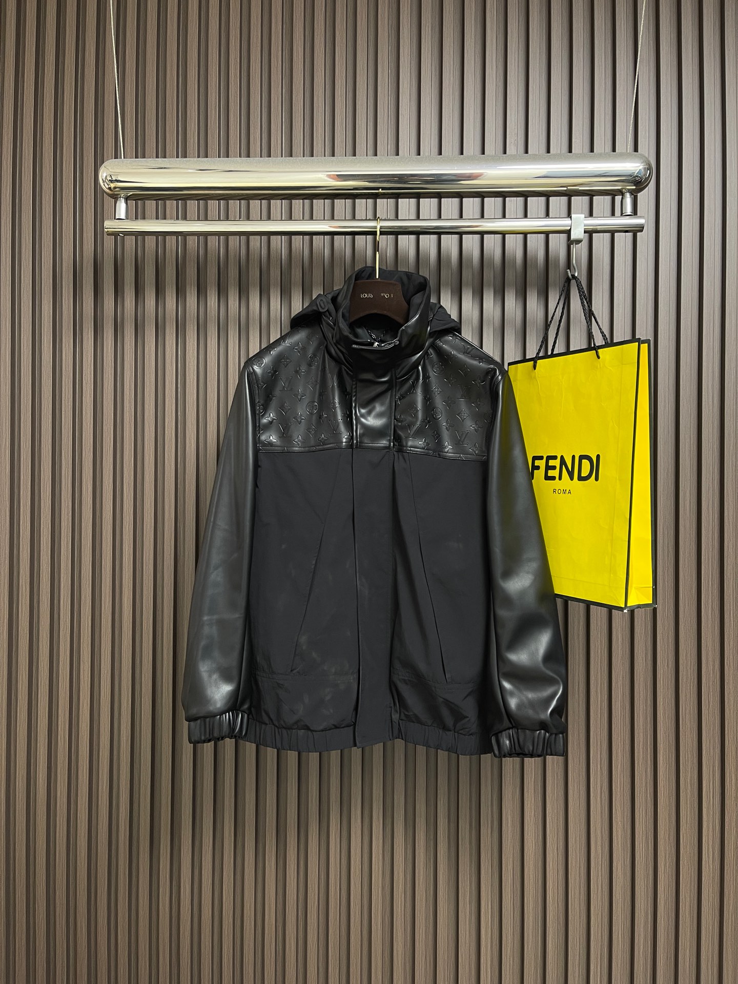 NO:624524,LV 2026SS early spring new style black nylon blended leather hooded jacket, nylon blended main body + leather spliced ​​sleeves and shoulders, the leather part is embossed with classic Monogram dark patterns, low-key and full of brand recognition, all-black color + neat tailoring. Sizes S-XL,, louis vuitton, jackets & coats, jackets & coats, hats, alexander wang19860909LV 2026SS早春新款 黑色尼龙混纺拼皮连帽夹克外套,尼龙混纺主体＋皮革拼接袖肩,皮革部分压印满经典Monogram暗纹,低调中藏满品牌辨识度,全黑配色＋利落剪裁.尺码S-XL,,louis vuitton,jackets & coats,jackets & coats,hats,alexander wang,Men's clothing