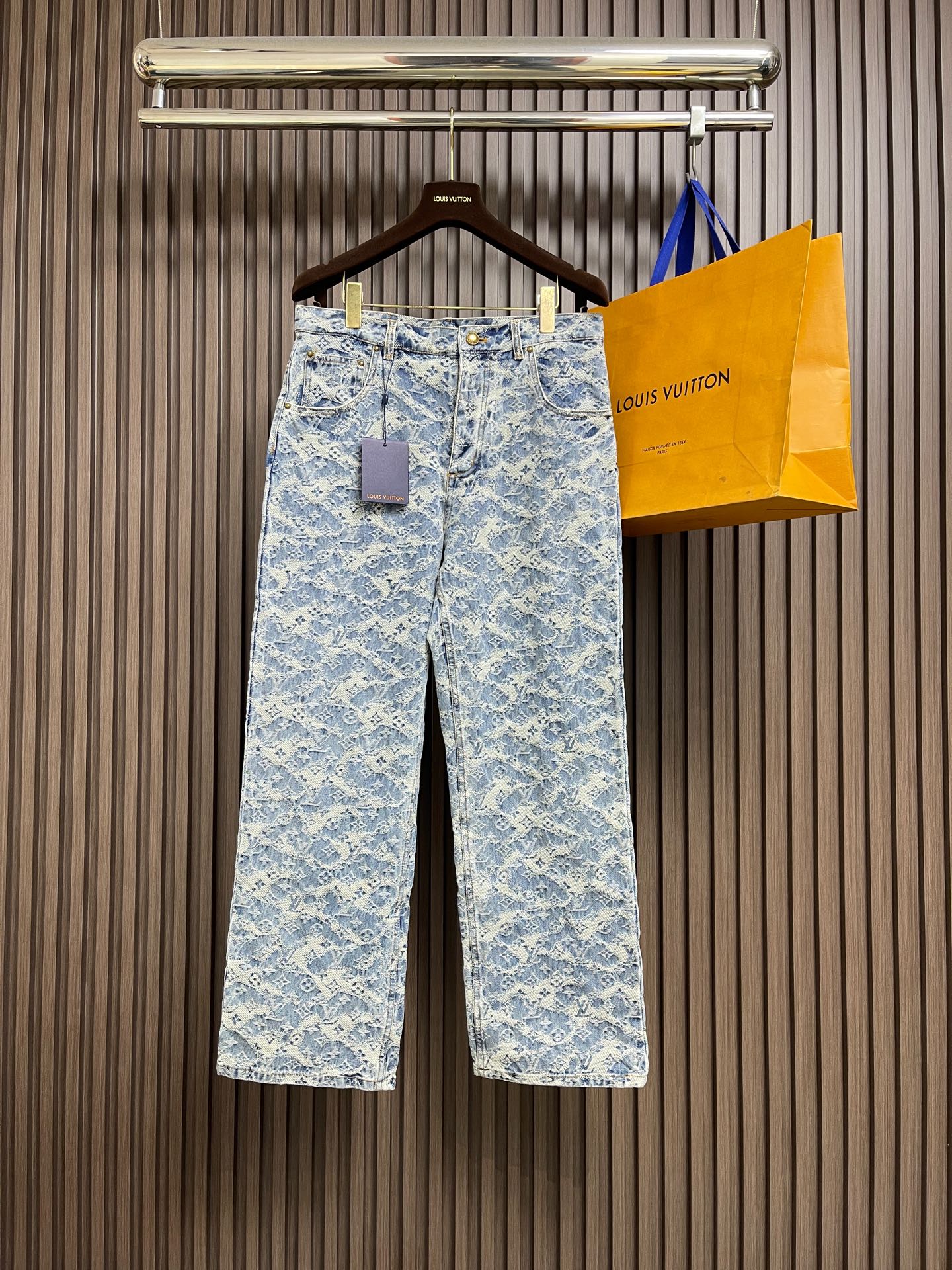 NO:627596,Tops Jeans P LV 2025ss new MONOGRAM denim truck jacket jacket jeans suit, this intricately crafted denim truck jacket is inspired by the mist of the British countryside. On the elegant fabric, gy Monogram jacquard is looming, and the bleached logo pattern is intertwined with the cloud pattern, like a woven tapestry. The Der leather label adds to the sophistication. It can be worn with matching skateboard pants to create a striking overall look. Sizes 46-52  29-30-31-32 The size of the counter is too large,,louis vuitton,jeans,jackets & coats,jackets & coats,alexander wang19860909上衣 牛仔裤P LV 2025ss新款MONOGRAM 牛仔卡车夹克外套牛仔裤套装,这款工艺繁复的牛仔卡车夹克,灵感来自英伦乡间的薄雾.考究的面料之上,gy Monogram提花若隐若现,漂白效果的标识图案与云朵图案交织,犹如一幅编织挂毯.Der 皮革标签更添精致.可与配套滑板裤一同穿着,打造醒目的整体造型.尺码46-52 29-30-31-32 专柜码数偏大,,louis vuitton,jeans,jackets & coats,jackets & coats,alexander wang,Men's clothing