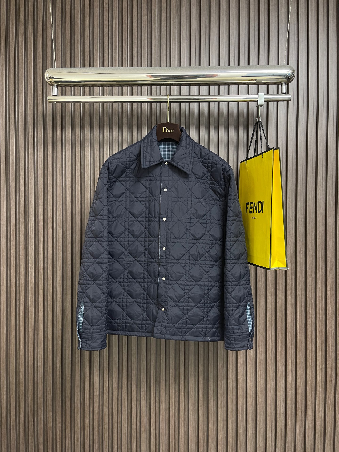 NO:627602,Dior Blue Cotton Poplin Check Pattern Jacket. Decorated with multi-colored patches, this piece reflects the alpine spirit and Dior Haute Couture style signature inspired by the Dior archive. Crafted from blue checked cotton poplin, it features a chest flap pocket and a classic quilted cannage pattern on the interior and under the collar. It comes with a metal snap closure for a more sophisticated look. Can be paired with this season's or for a casual look. Sizes S-XL, dior, jackets &  coats,jackets & coats,alexander wang19860909Dior 蓝色棉府绸格纹图案夹克外套,这款饰以多色补丁,展现高山精神和灵感源自 Dior 档案的Dior 高订风格经典标识.采用蓝色格纹棉府绸精心制作,搭配胸前翻盖口袋,内部和衣领下方饰以经典的绗缝藤格纹图案.搭配金属按扣开合,更显精致.可与本季的或搭配,打造休闲造型.尺码S-XL,,dior,jackets & coats,jackets & coats,alexander wang,Men's clothing