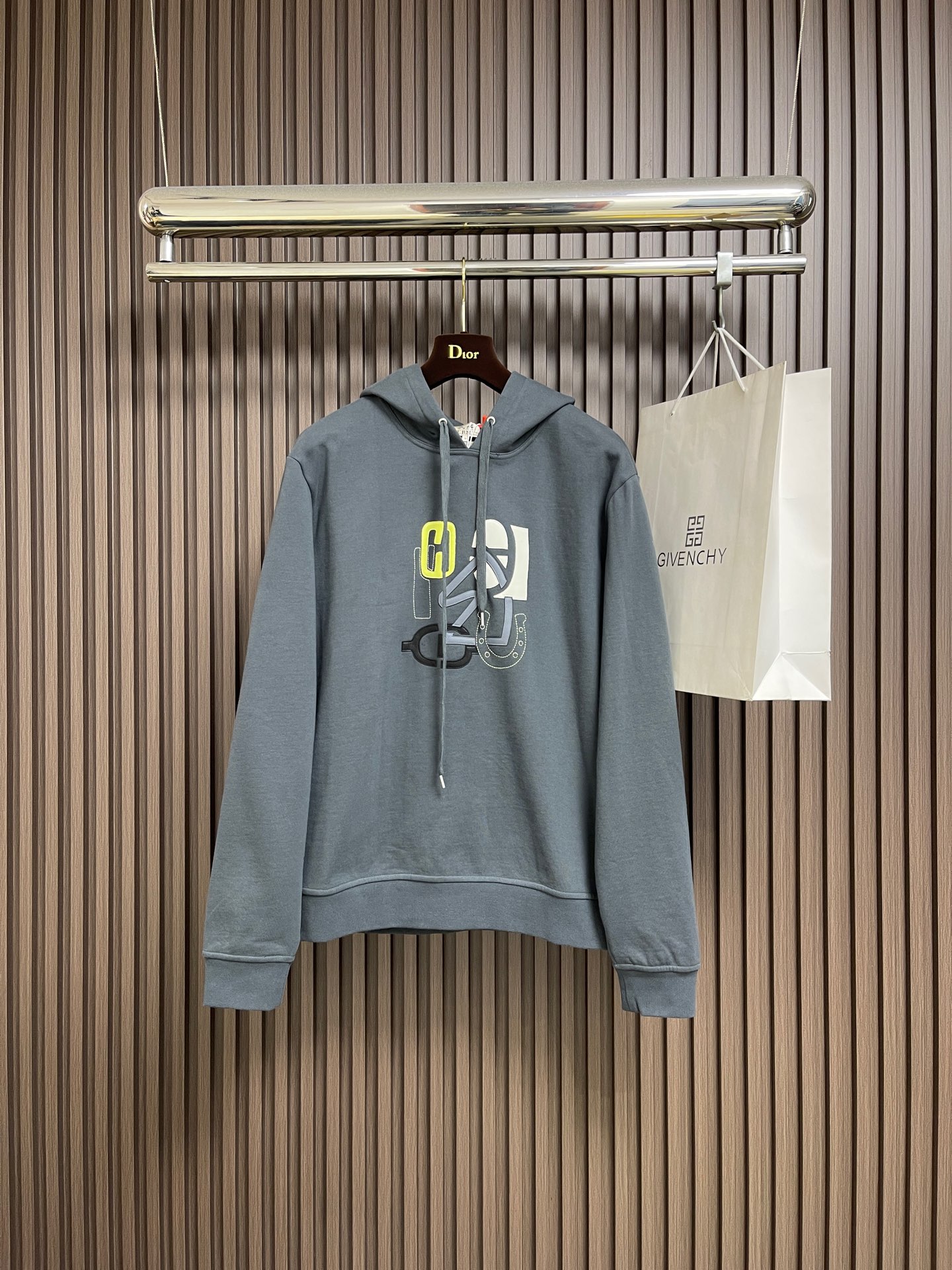 NO:627589,Hermes 2025FW patch leather hooded sweatshirt. Customized velvet air-layer sweatshirt material. It feels delicate and comfortable against the skin. It uses high-end matte gray as the main tone to bring an effortless sense of luxury. Leather art relief embroidery. Priority is given to 3D modeling to simulate patterns and precise pattern making. Then the leather is decomposed and shaped. Finally, an imported Behringer embroidery machine is used to position and lock the edges. The lines are smooth and delicate. The fabrics have been washed and have a better hand feel and texture. It is not easy to deform and not shrink.  Not easy to fade and maintain long-term beauty. Sizes S-XL, hermes, hoodie, sweatshirts, hats, alexander wang19860909Hermes 2025FW贴饰皮革连帽卫衣 定制绒织空气层卫衣料 手感细腻 舒适贴肤 以高级雾面灰为主基调自带不费力的高级感 皮艺浮雕绣 优先通过3D建模模拟图案精准打版 再将皮革分解塑形最终用进口机百灵达刺绣机坐边定位锁边 线条流畅而细腻面料都经过浇洗 手感质感更佳 不易变形 不易缩水 不易褪色 保持长久的美观 尺码S-XL,,hermes,hoodie,sweatshirts,hats,alexander wang,Men's clothing