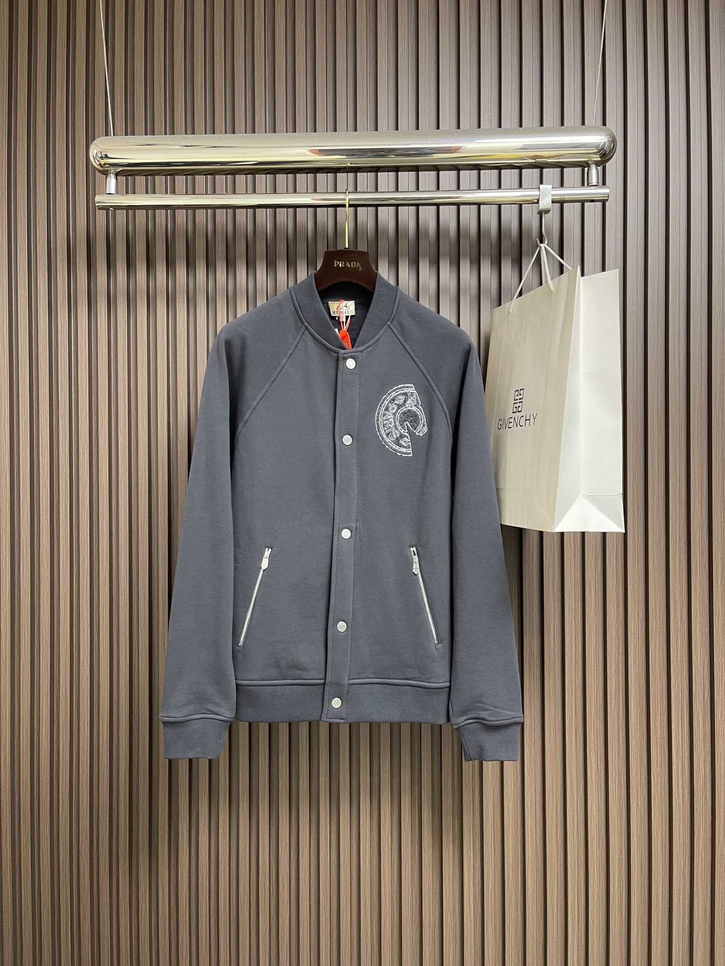 NO:624497,Hermes  Paris saddle stud patch jacket, custom-made velvet anti-gravity soft cotton fabric, with a deep smoky gray as the main tone, the saddle stud badge on the chest as a spiritual totem, a century-old saddle meets the street corners, it is a symbol of aristocratic status. It uses towel embroidery technology  , a traditional hand-made embroidery technique that uses needlework for embroidery and completes it by changing the hooking action of a special machine head. The coils are linked one by one, thus bringing a towel-like texture and effect. Sizes S-XL, hermes, jackets  & coats,jackets & coats,alexander wang19860909Hermes Paris马鞍钉贴饰夹克外套,定制绒感反重力棉柔面料,以深邃的烟墨灰为主基调,胸前马鞍钉徽章作精神图腾,百年马鞍邂逅街头棱角,是贵族身份的象征.采用毛巾绣工艺,一种传统手工刺绣技术,采用针法进行刺绣,通过变换特种机头勾线动作完成,线圈一环扣一环,从而带来毛巾般的质感和效果.尺码S-XL,,hermes,jackets & coats,jackets & coats,alexander wang,Men's clothing