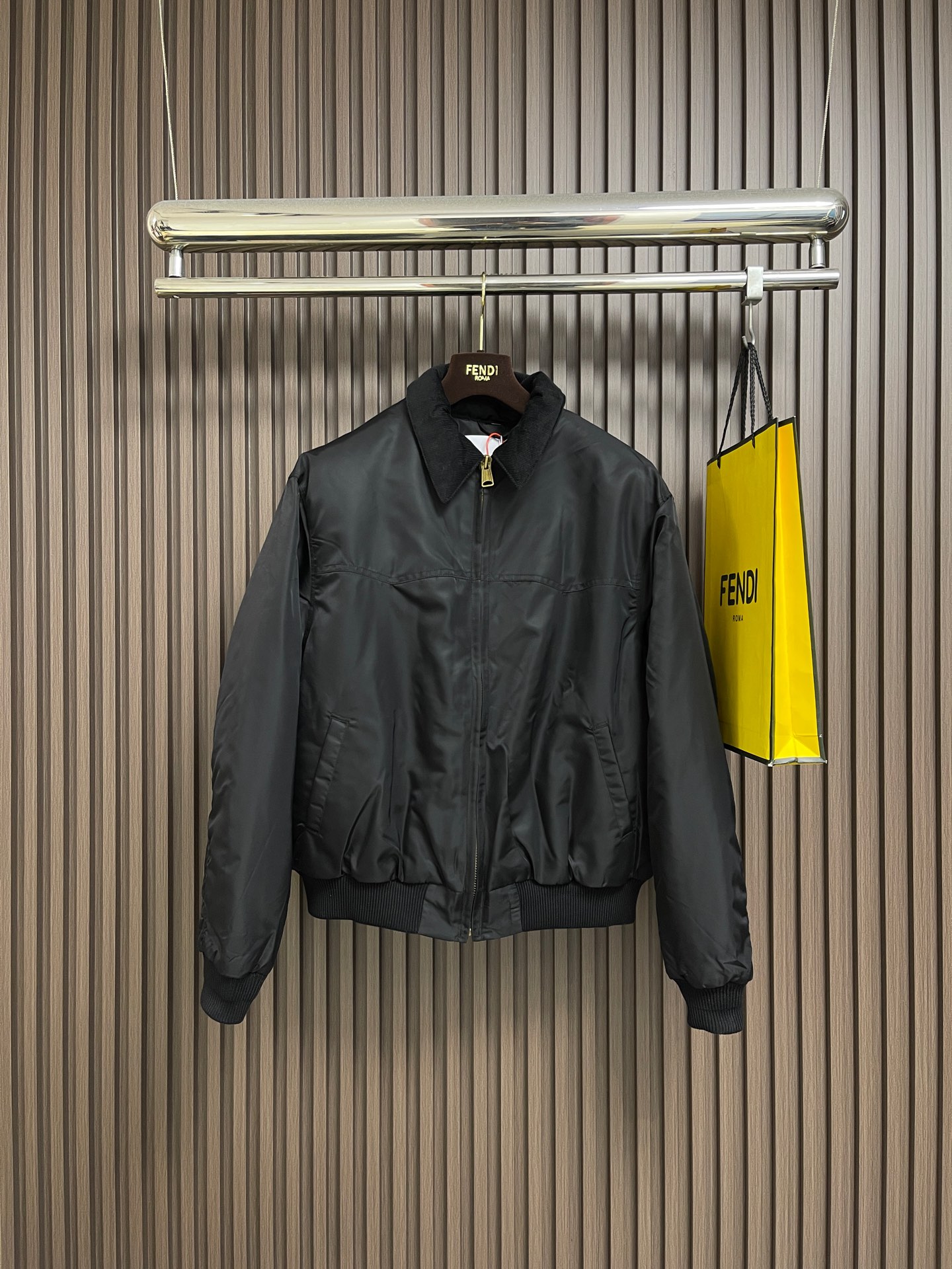 NO:627536,Maison Margiela MM6  Margiela zipper long-sleeved jacket, this jacket uses contrast material splicing technology. The main body of the jacket is made of high-density matte nylon fabric, and the surface is slightly embossed, which is both stiff and water-repellent. The collar is made of corduroy material, which is connected with the body through precise hemming technology to highlight the texture contrast. The body is made of non-quilting velvet filling technology, and the interior is evenly and fluffy to match the three-dimensional tailoring.  It presents a relaxed silhouette; the placket uses a customized metal zipper (with a brand logo pendant), the cuffs and hem are elastic ribbed, and there are invisible pockets on the side seams. The stitching uses high-tenacity stitches of the same color, and the details are neat. The overall design takes into account both retro texture and modern functionality, and the loose version is suitable for multiple wearing scenarios. The overall routing is straight and delicate, the fabric is comfortable and soft, and the colors are consistent without color difference.  It can be matched with the same style to create a fashionable look, and can be used in various occasions. Customized accessories, complete with three standards, same style for men and women!  Size 44-46-48-50 S-XL,,masion margiela,masion margiela,jackets & coats,jackets & coats,alexander wang19860909Maison Margiela MM6 马吉拉拉链长袖夹克外套,这件夹克采用撞材质拼接工艺衣身主体选用高密哑光尼龙面料,表面经细微压纹处理,兼具挺括感与防泼水性；领口则采用灯芯绒材质,通过精准包边工艺与衣身衔接,质感对比突出.衣身采用无绗缝充绒工艺,内部填充均匀蓬松,配合立体剪裁呈现松弛廓形；门襟选用定制金属拉链（配品牌标识挂坠）,袖口与下摆为弹性罗纹收边,侧缝设隐形口袋,缝线采用同色系高韧韧度线迹,细节工整.整体设计兼顾复古质感与现代功能性,版型宽松适配多元穿搭场景.整体走线平直细腻,面料舒适柔软,颜色一致无色差 能与同款搭配营造时尚造型,驾驭各种场合,定制辅料,三标齐全,男女同款！尺码44-46-48-50 S-XL,,masion margiela,masion margiela,jackets & coats,jackets & coats,alexander wang,Men's clothing