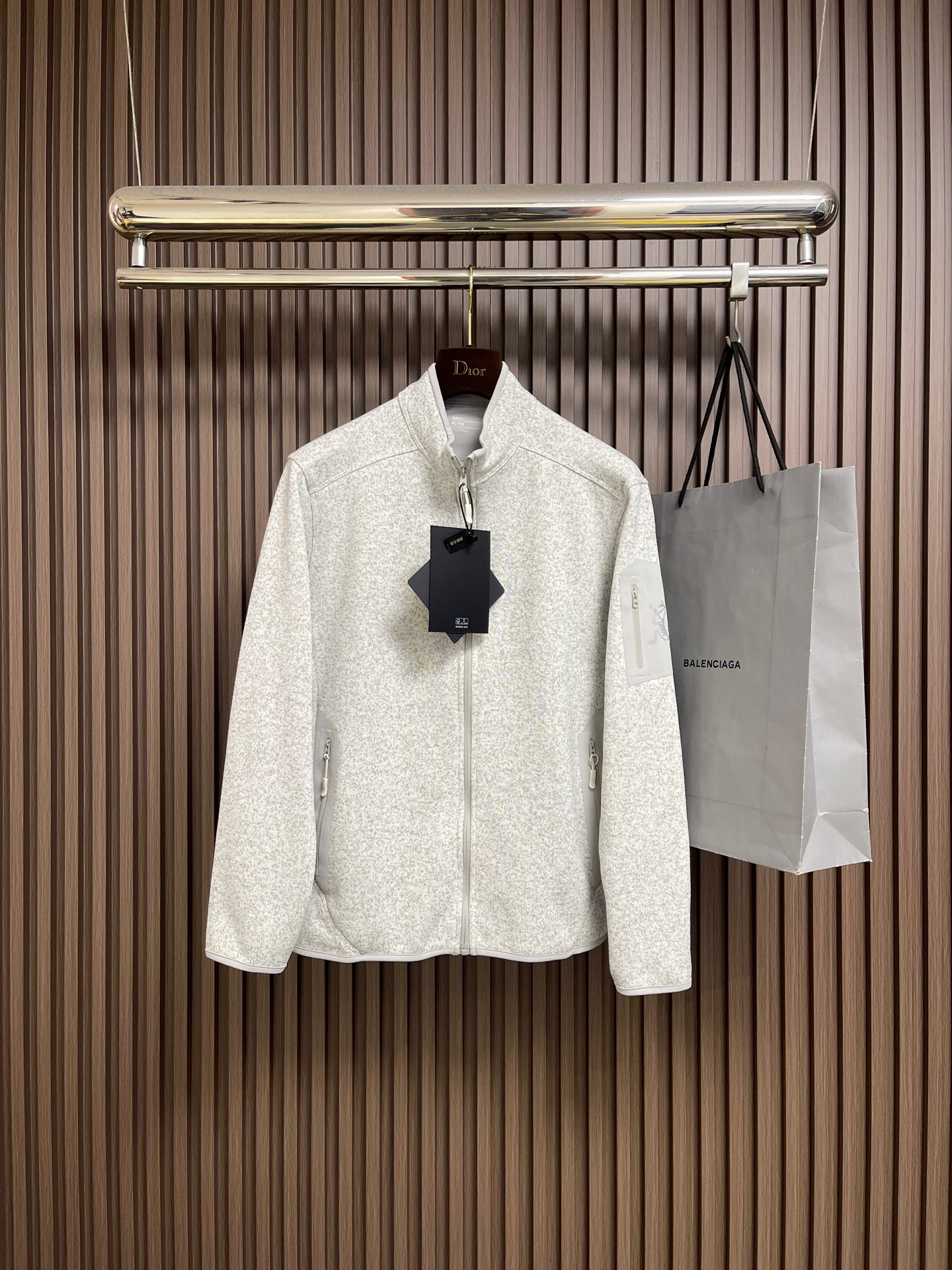 NO:624503,ARCTERYX 2025SS autumn and winter new stand-up collar lightweight fleece top-quality double yarn blended brushed jacket, very suitable for outdoor hiking or sports and leisure in autumn and winter, a must-have for daily travel!  Excellent breathability and moisture absorption properties help you feel better dry in various environments or sports conditions. It has various functions, moisture wicking, breathability and quick drying, heat accumulation and warmth. It can be used as an all-weather thermal layer, and can also be layered, worn alone or worn outside. It is a hollow thermal layer structure, so it is lighter and warmer than conventional fleece. It is impeccable in all aspects. These cannot be replaced by fabrics!  It also feels very soft, fluffy and gentle. The interior is made of rich and fine fleece, which is very skin-friendly and comfortable even if it is close to the body. It has large elastic stretch on all sides, making the upper body very comfortable and not tight. It can also be easily controlled in various sports. Size M-3XL, arc'teryx, jackets & coats, jackets & coats, alexander wang19860909ARCTERYX 始祖鸟 2025SS秋冬新款立领轻量抓绒顶级双纱混纺拉绒夹克外套,秋冬季户外徒步或运动休闲时穿着非常得体日常出行必备！出色的透气和吸湿性能,帮助您在各种环境或者运动状态下都能给你更好干爽体感,功能多样,吸湿排汗,透气快干,聚热保暖,可作为全天候的保暖层,也可以叠穿、单穿或者外搭穿着.它是一种中空的保暖层结构,所以要比常规的抓绒更轻更保暖,各方面都无懈可击,这些都不是面料能够取代的！手感也十分的柔软、蓬松,温和,内里丰盈细密的抓绒处理,就算贴身也很亲肤舒适,四面大弹力拉伸,上身非常舒适不紧绷,各种运动也可轻松驾驭.尺码M-3XL,arc'teryx,jackets & coats,jackets & coats,alexander wang,Men's clothing