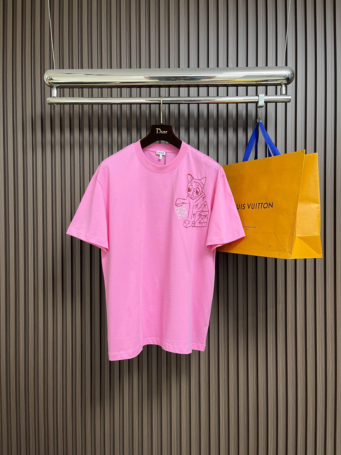 NO:649108,loewe 2026ss early spring new cotton loose-fitting short-sleeved T-shirt, lightweight cotton T-shirt, decorated with Luy and Anagram embroidery on the chest. The T-shirt is inspired by Louis Wain's 'uturist s' ceramic vase series. Sizes S-XL,,louis vuitton,loewe,T-shirt,tees,t-shirt,alexander wang19860909loewe 2026ss早春新款棉质宽松版型短袖 T 恤,轻盈棉质T恤,胸前饰有Luy 和Anagram 刺绣.T 恤灵感源自Louis Wain的'uturist s'陶瓷花瓶系列.尺码S-XL,,louis vuitton,loewe,T-shirt,tees，t-shirt,alexander wang,Men's clothing