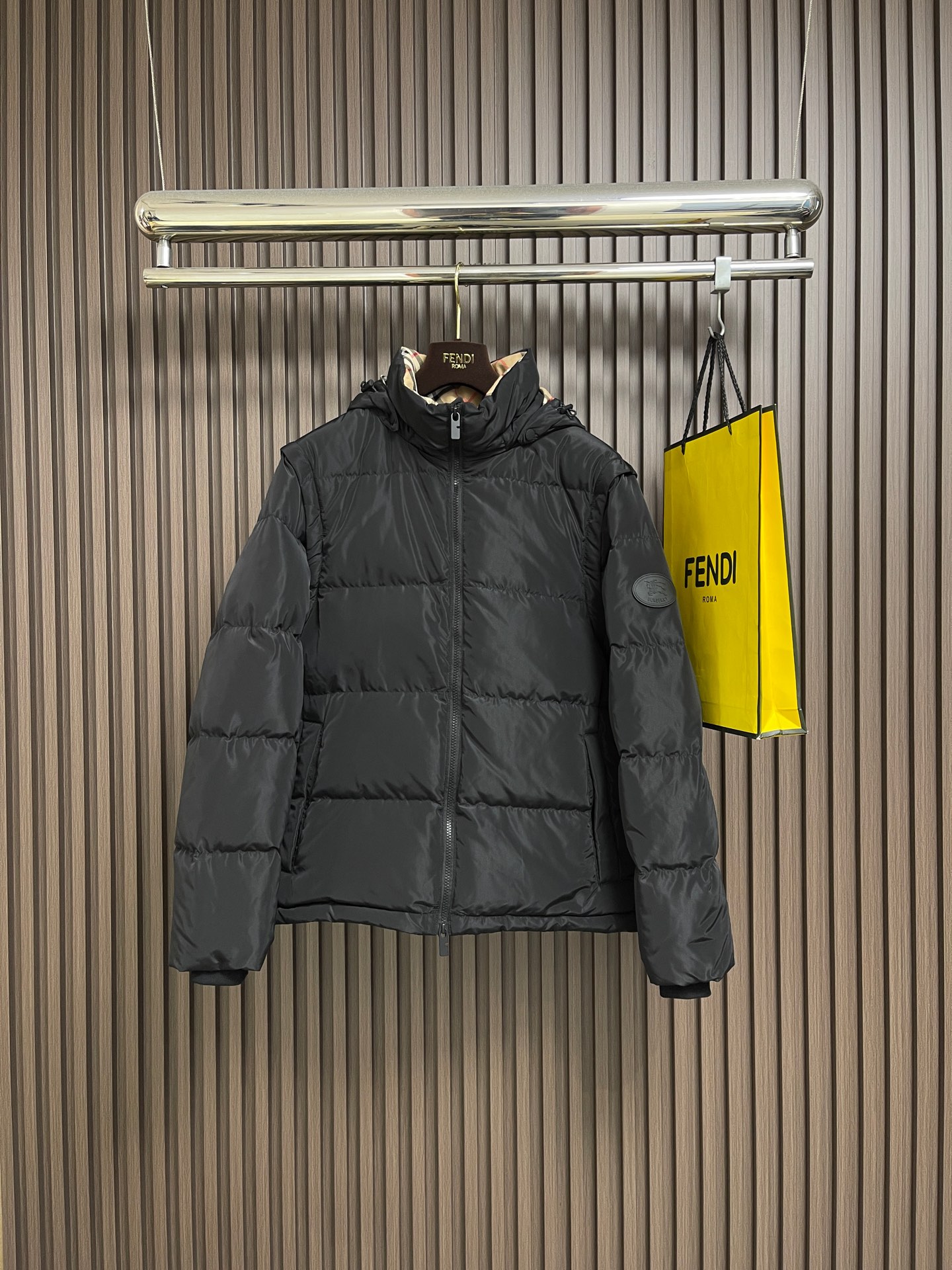 NO:651596,Burberry removable sleeve hooded down jacket, the fabric is made of high-density nylon with windproof, waterproof and wear-resistant properties. The coating treatment requires a water repellent (DWR) coating to improve the waterproof performance. Lining design The lining is made of classic plaid pattern fabric, usually a blended material, to increase brand recognition. The down chooses high-quality white duck down with a filling volume of (900 fill power) to ensure warmth. Sizes S-XL,, burberry, jackets &  coats,down jacket,hats,alexander wang19860909Burberry 可脱卸袖连帽羽绒外套,面料采用高密度的尼龙具有防风、防水和耐磨的特性.涂层处理需要进行防泼水（DWR）涂层处理,以提高防水性能.里衬设计内衬采用经典的格纹图案布料,通常为混纺材质,增加品牌辨识度.羽绒选择高品质的白鸭绒 填充量达到（900蓬松度）,以确保保暖性.尺码S-XL,,burberry,jackets & coats,down jacket,hats,alexander wang,Men's clothing